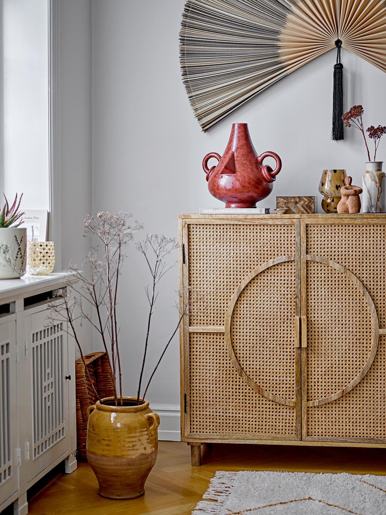 Elegante Wandkunst aus schwarzem Bambus von Bloomingville.