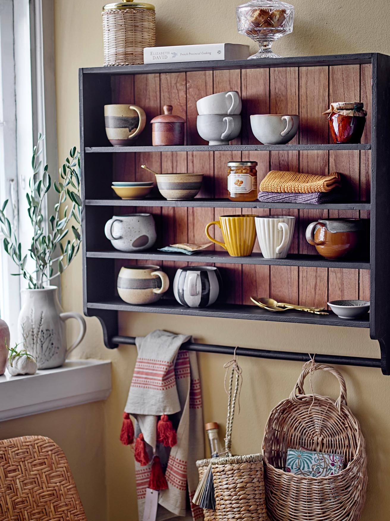 Eleganter Bea Krug aus Steingut, perfekt für stilvolle Tischarrangements.