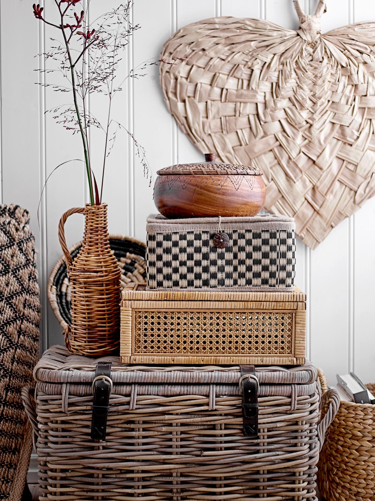 Entdecken Sie die Lally Box w/Lid von Bloomingville – stilvolle Aufbewahrung aus Rattan und Tannenholz für Ordnung und nordisches Design.