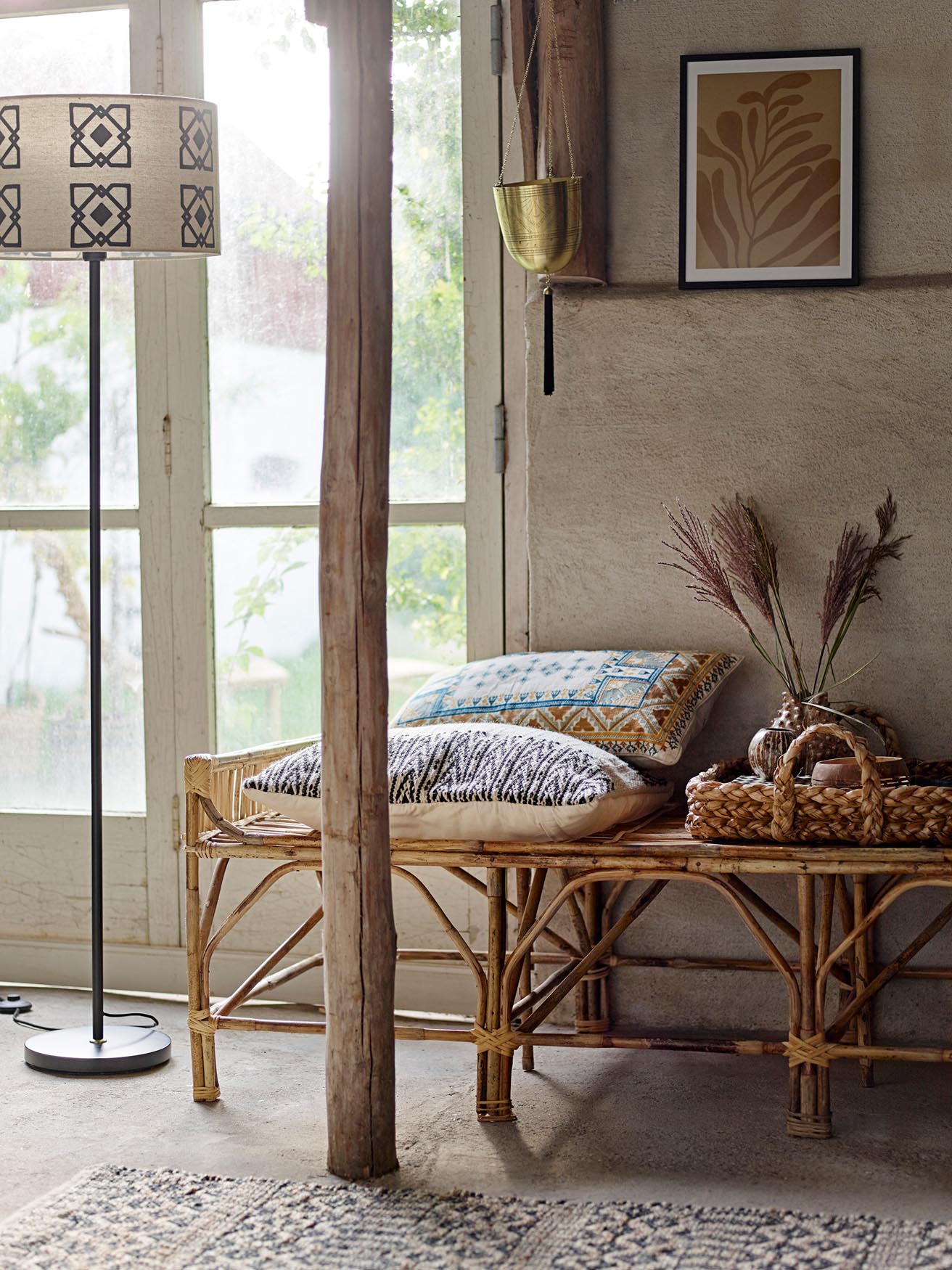 Die Pammi Bank von Bloomingville, gefertigt aus natürlichem Rohrstock, vereint skandinavisches Design mit zeitloser Eleganz.