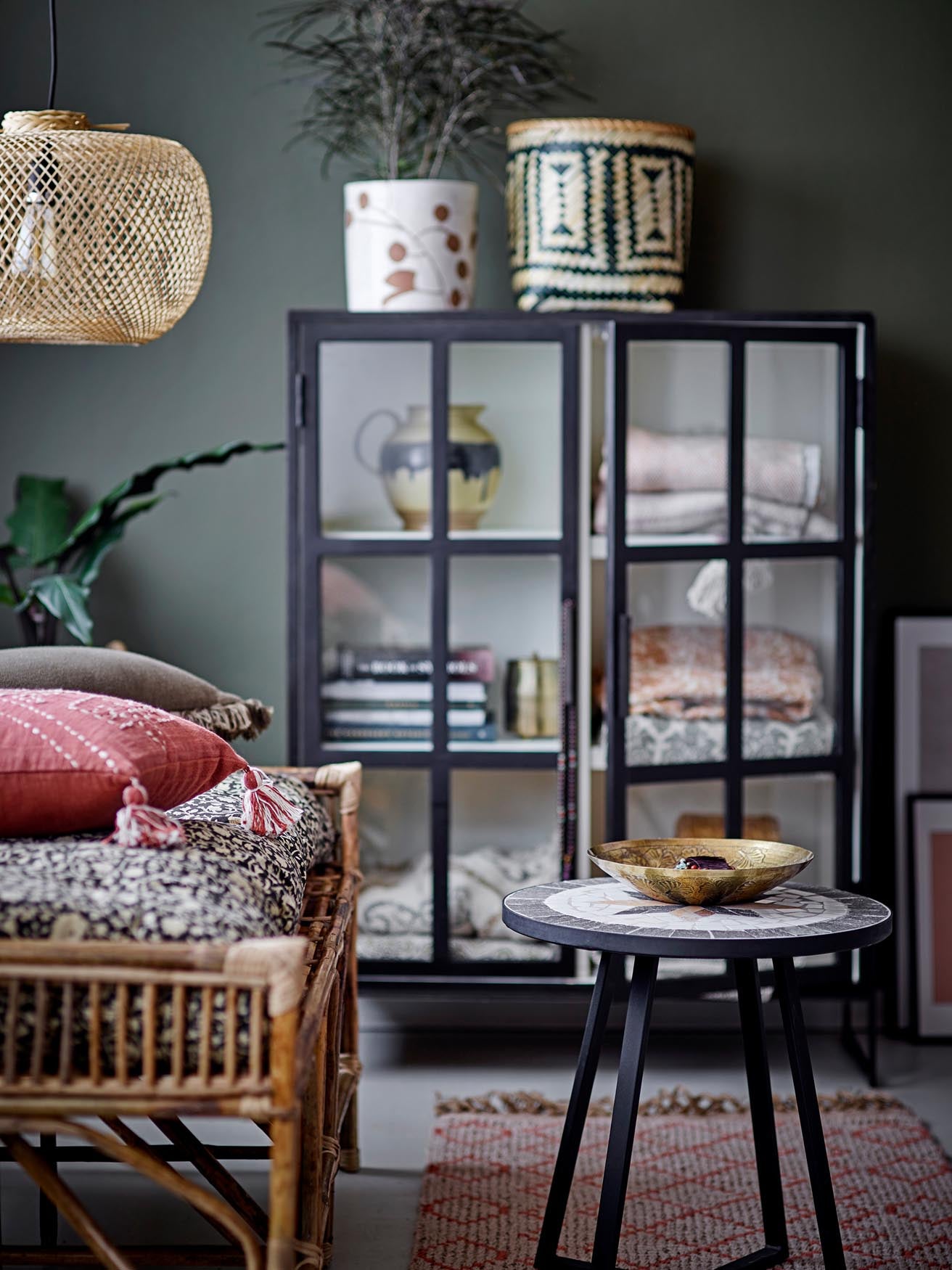 Die Pammi Bank von Bloomingville, gefertigt aus natürlichem Rohrstock, überzeugt mit minimalistischem skandinavischem Stil.