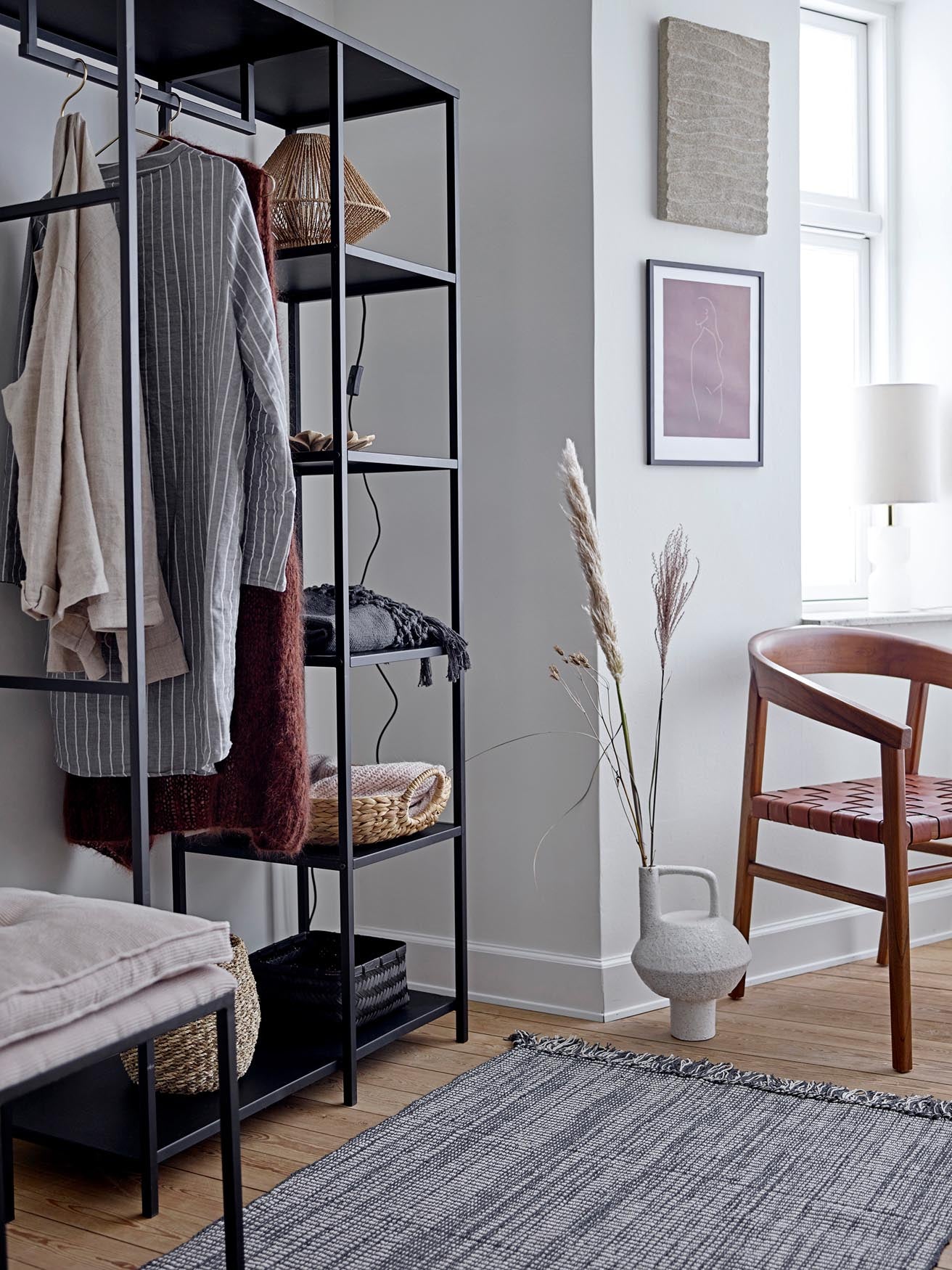 Malli Basket von Bloomingville: Handgefertigter Korb aus Seegras und Palmblatt, ideal für stilvolle Aufbewahrung und natürliche Akzente.