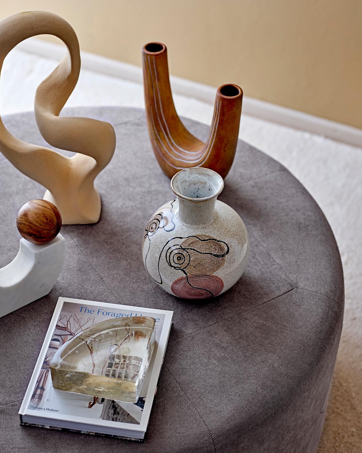 Irini Vase: Zeitlose Schönheit aus weissem Steingut von Bloomingville.