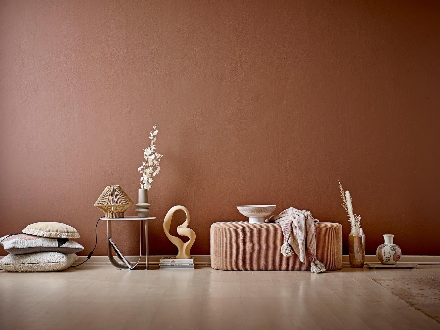 Irini Vase: Minimalistische Ästhetik in weissem Steingut von Bloomingville.