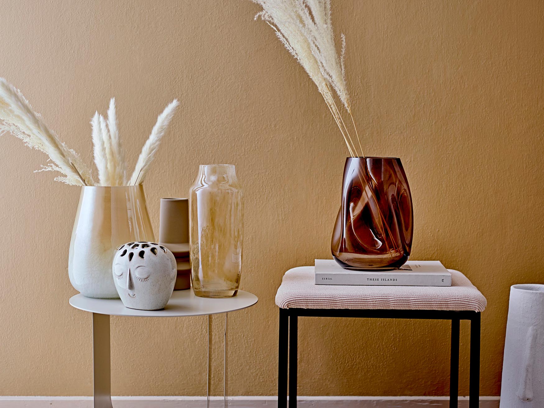 Isold Vase, Natur, Steingut in Nature präsentiert im Onlineshop von KAQTU Design AG. Vase ist von Bloomingville