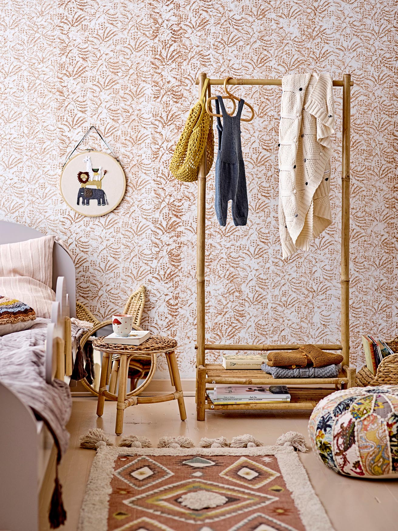 Aranya Rattan-Aufhänger: Natürliche Eleganz für Kinderzimmer.