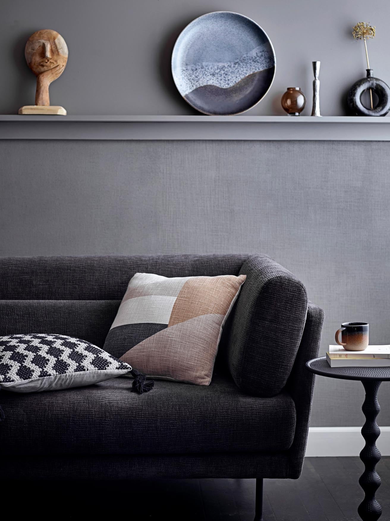 Die Baldvin Vase von Bloomingville aus braunem Steingut besticht durch ihr elegantes Design und ihre warme, natürliche Ausstrahlung.