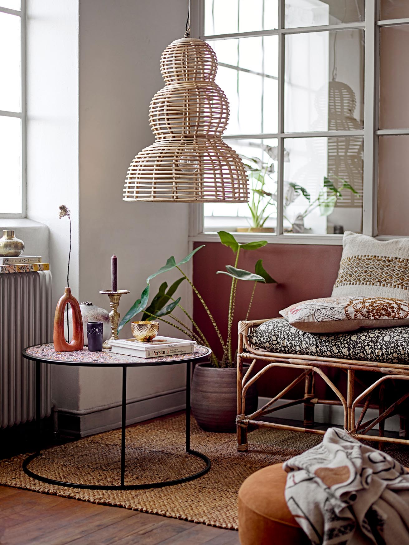 Die Baldrian Deko-Vase von Bloomingville aus orangefarbenem Steingut bringt stilvolle Eleganz und modernes Design in Ihr Zuhause.