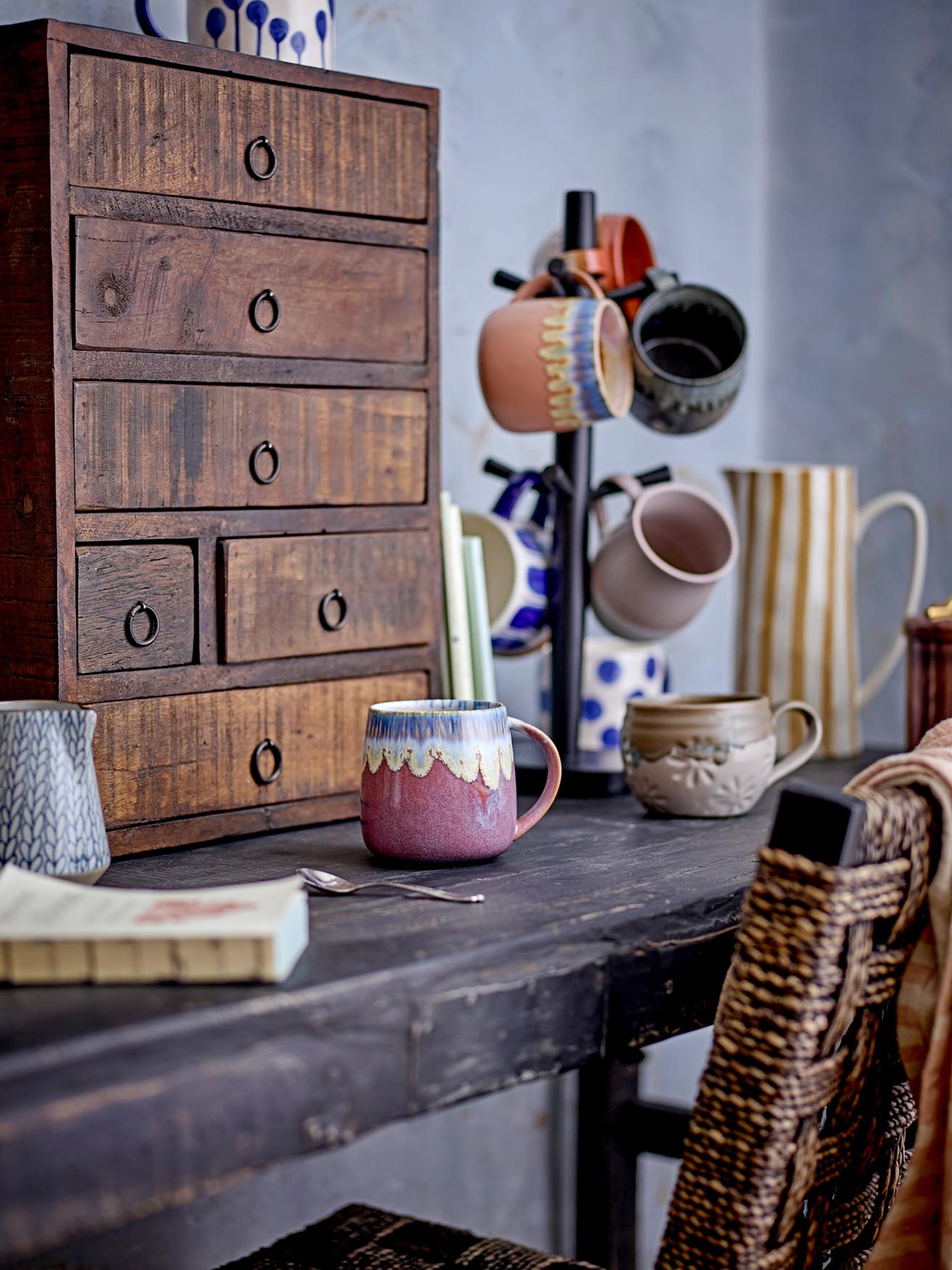 Cloe Becher, Blau, Steingut in Blue präsentiert im Onlineshop von KAQTU Design AG. Tasse ist von Creative Collection