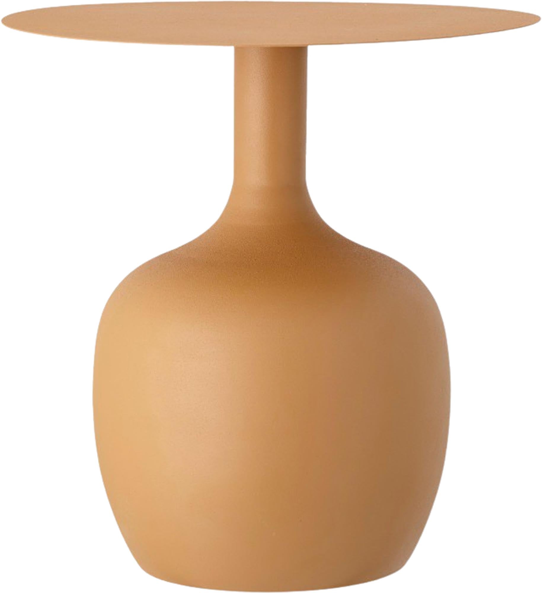 Der Ayah Beistelltisch in Gelb von Bloomingville aus Metall bringt modernes Design und Funktionalität in Ihr Zuhause.