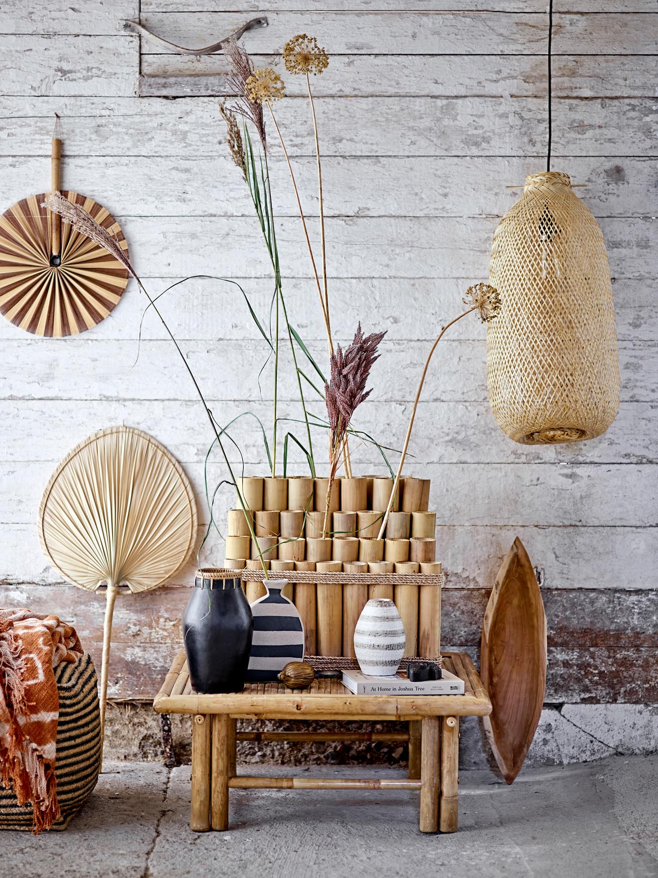 Elegante Nezha Vase aus schwarzer Terracotta, handverziert, ideal für Blumen oder als Kunstobjekt. Zeitlos und vielseitig.