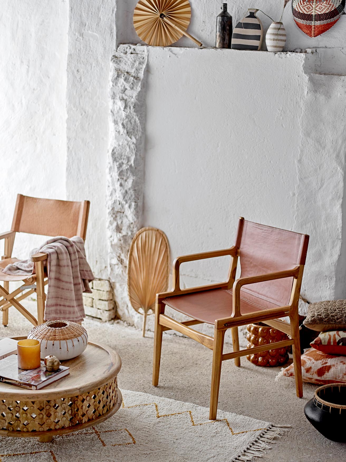 Stilvolle Nezha Vase in Schwarz aus Terracotta, einzigartig handverziert. Perfekt für Blumenarrangements oder als dekoratives Highlight.