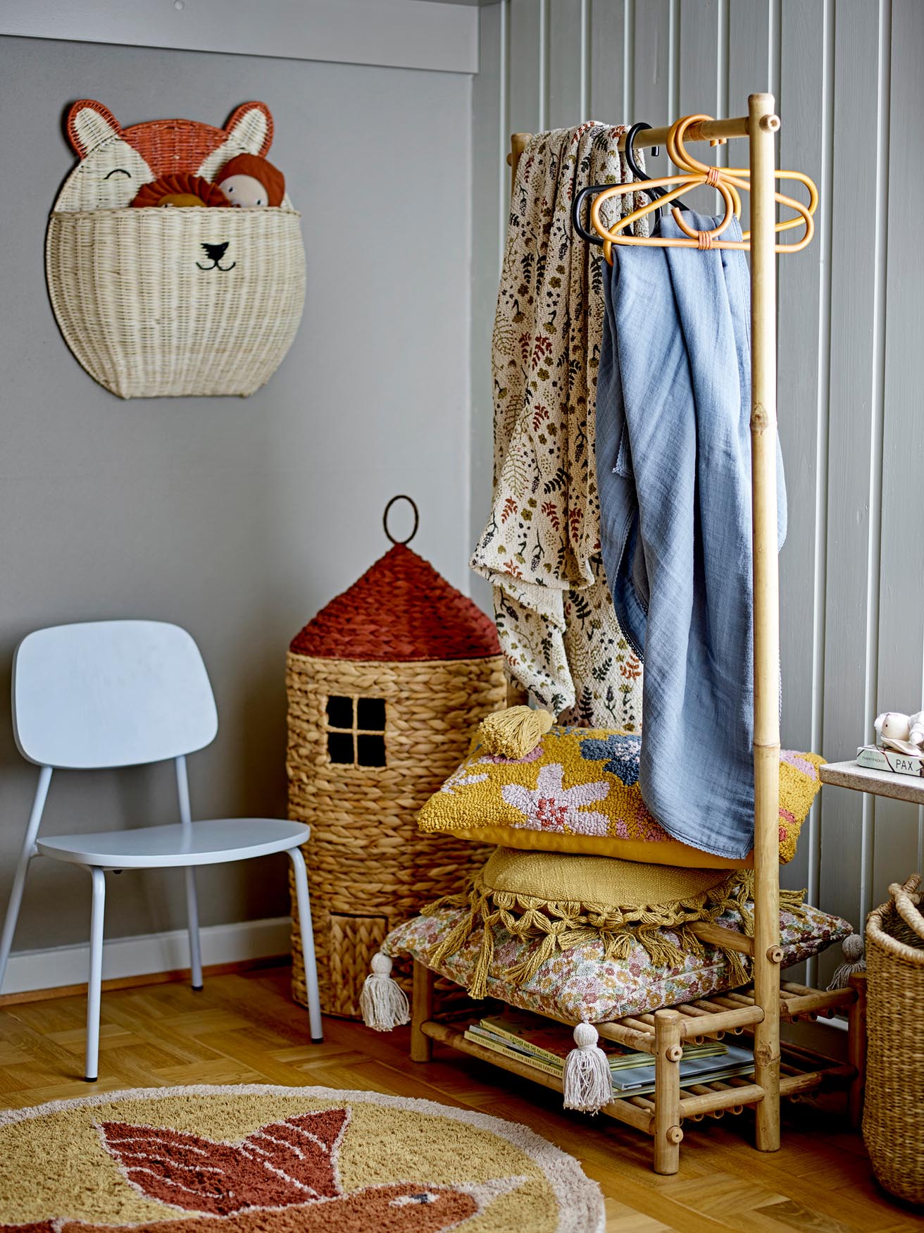 Entdecken Sie den Filipa Überwurf von Bloomingville MINI – ein farbenfrohes, umweltfreundliches Accessoire aus recycelter Baumwolle für Ihr Zuhause.