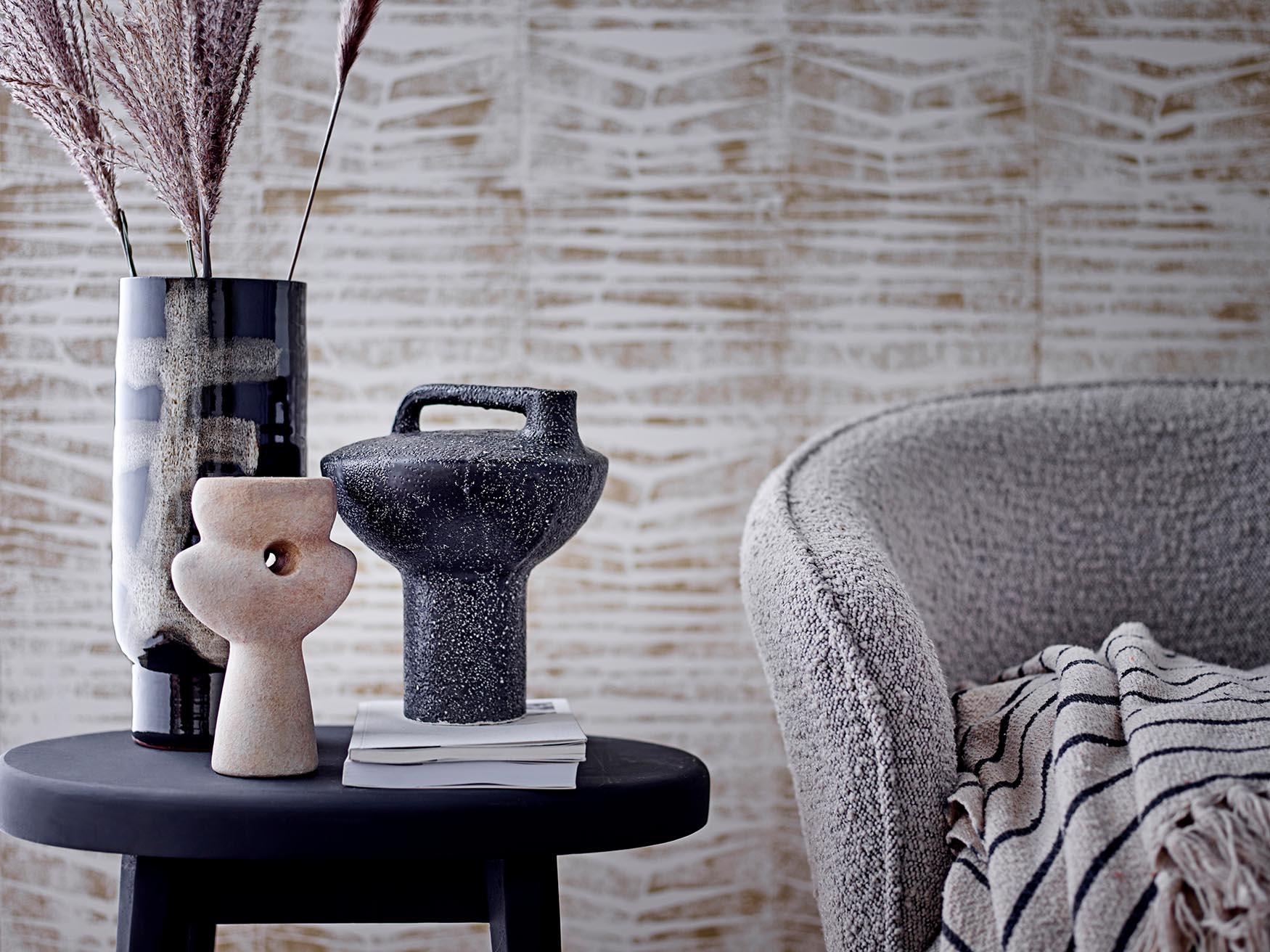 Elegante Vefa Vase in Schwarz aus handbemalter Terrakotta. Ideal für kreative Deko-Ideen und individuelle Wohnakzente.