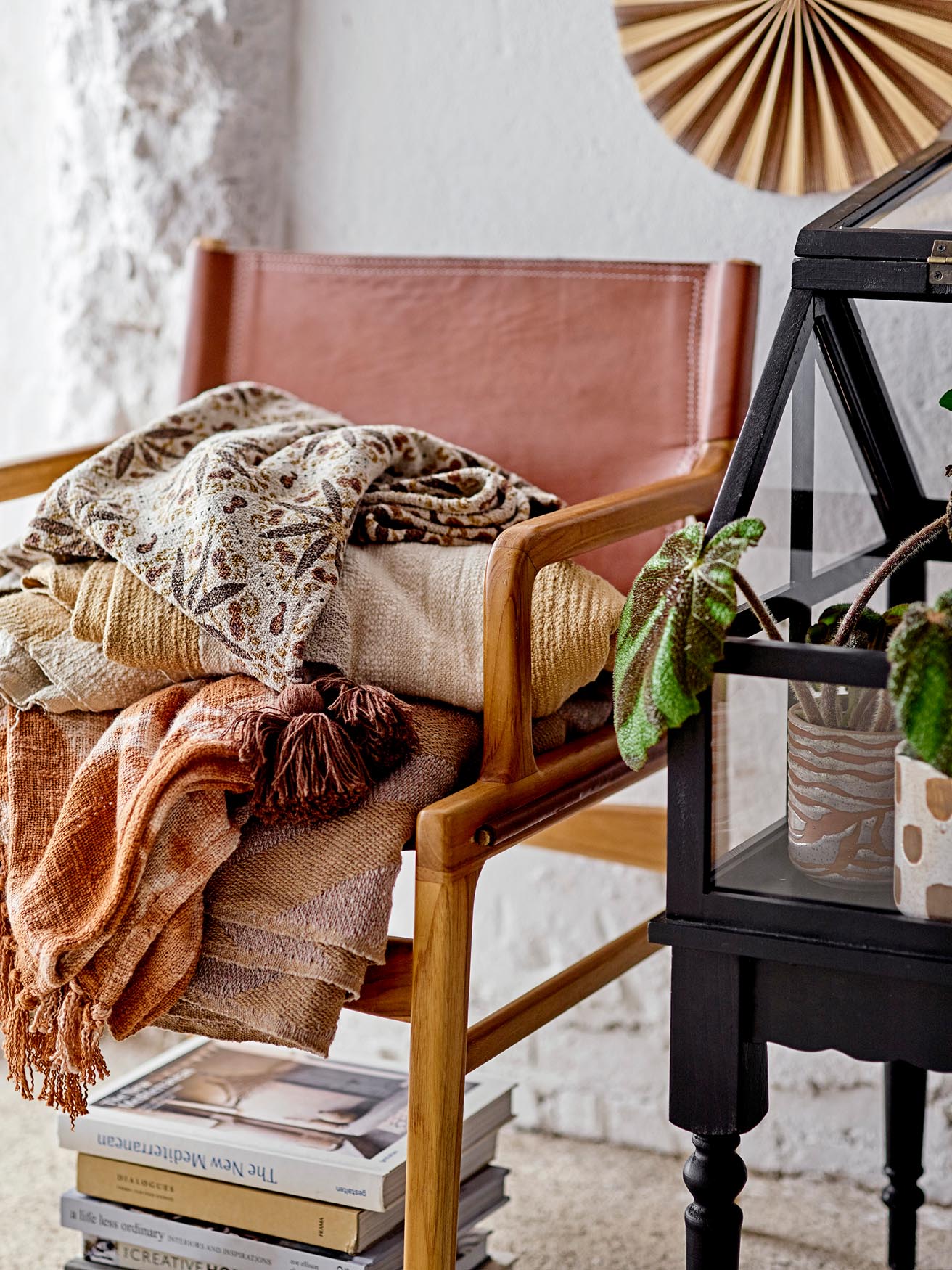 Der Ollie Loungesessel von Bloomingville bietet braunes Leder und stilvolles Design für eine komfortable und elegante Atmosphäre.