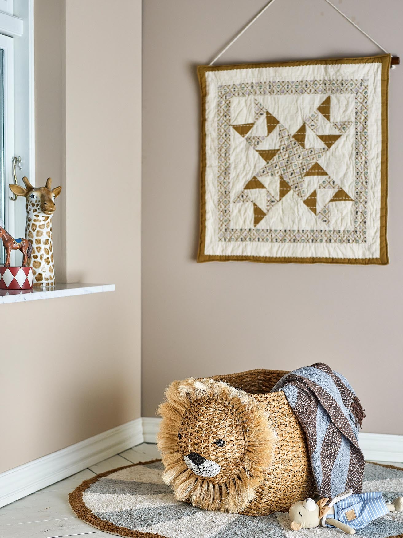 Harrison Korb: Handgefertigter Naturkorb aus Bankuan-Gras.