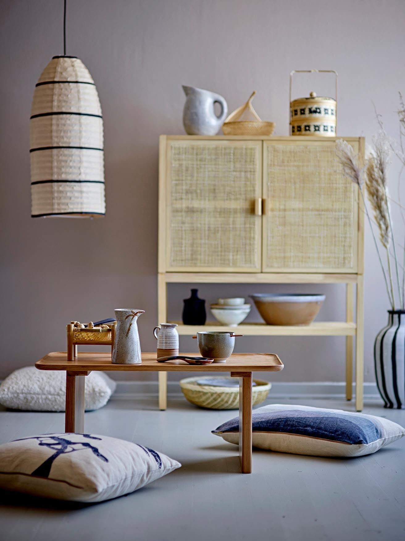 Die Larrin Hängeleuchte von Bloomingville vereint Papier und Stoff zu einem eleganten Design, das sanftes Licht verbreitet.