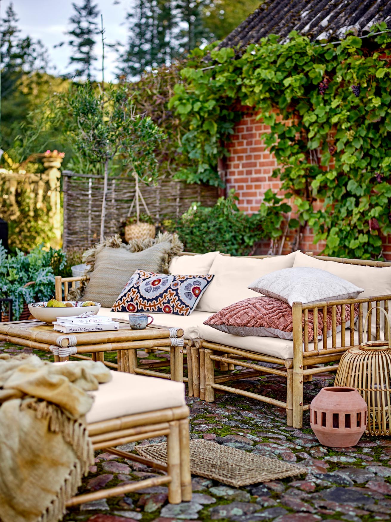 Stilvoller Pouf aus Bambus in Naturfarbe, ideal als Sitzgelegenheit oder dekoratives Highlight für Ihr Zuhause.