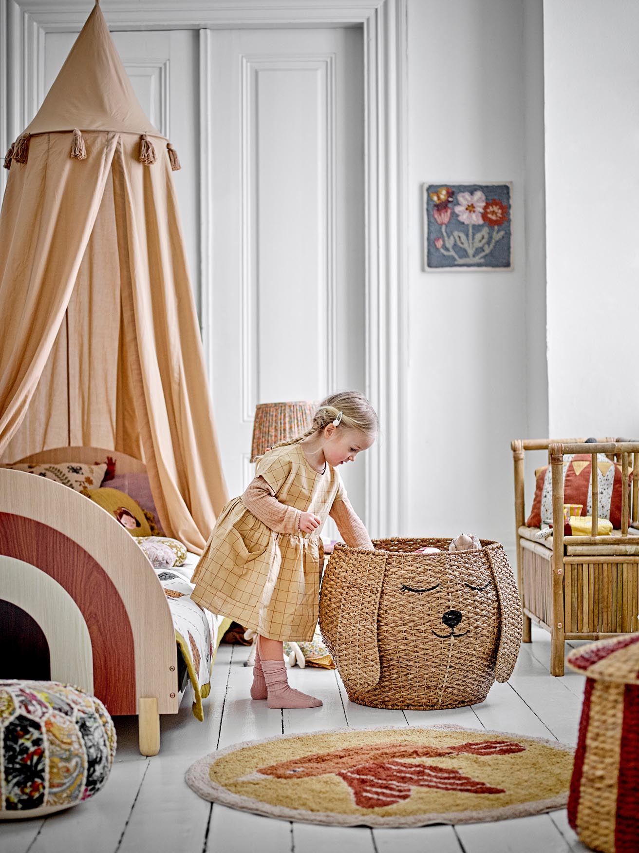Das Charli Juniorbett von Bloomingville Mini aus braunem MDF bietet stilvolles Design und Komfort für Kinderzimmer.