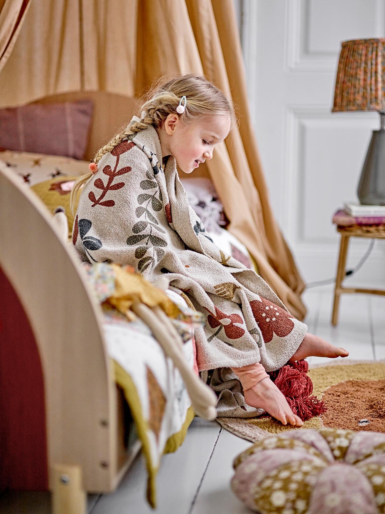 Das Charli Juniorbett von Bloomingville Mini aus braunem MDF vereint modernes Design und Funktionalität für ein gemütliches Kinderzimmer.