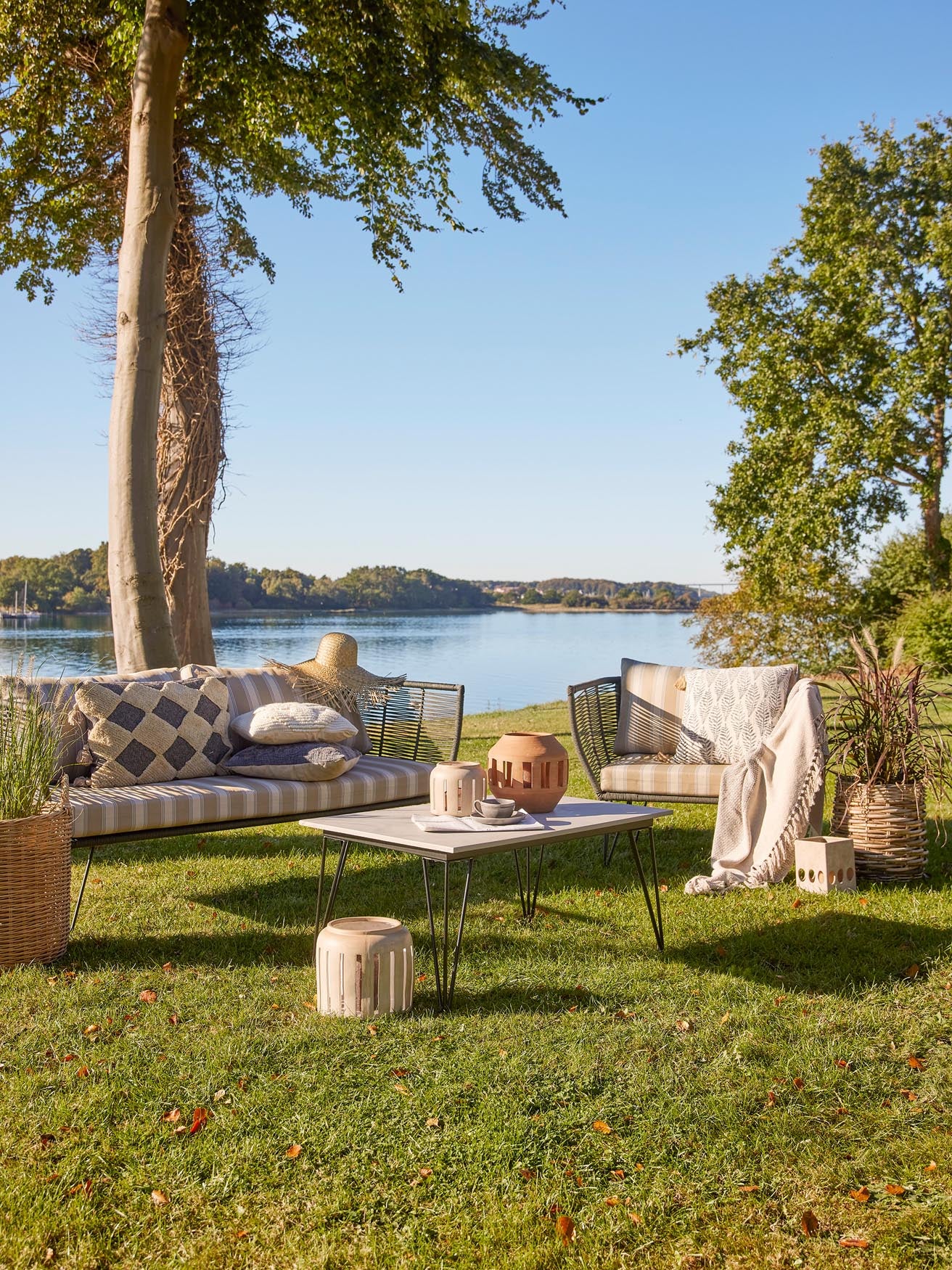 Moderner Mundo Loungesessel in Grün von Bloomingville, mit robustem Metallgestell, ideal für stilvolle Entspannung.