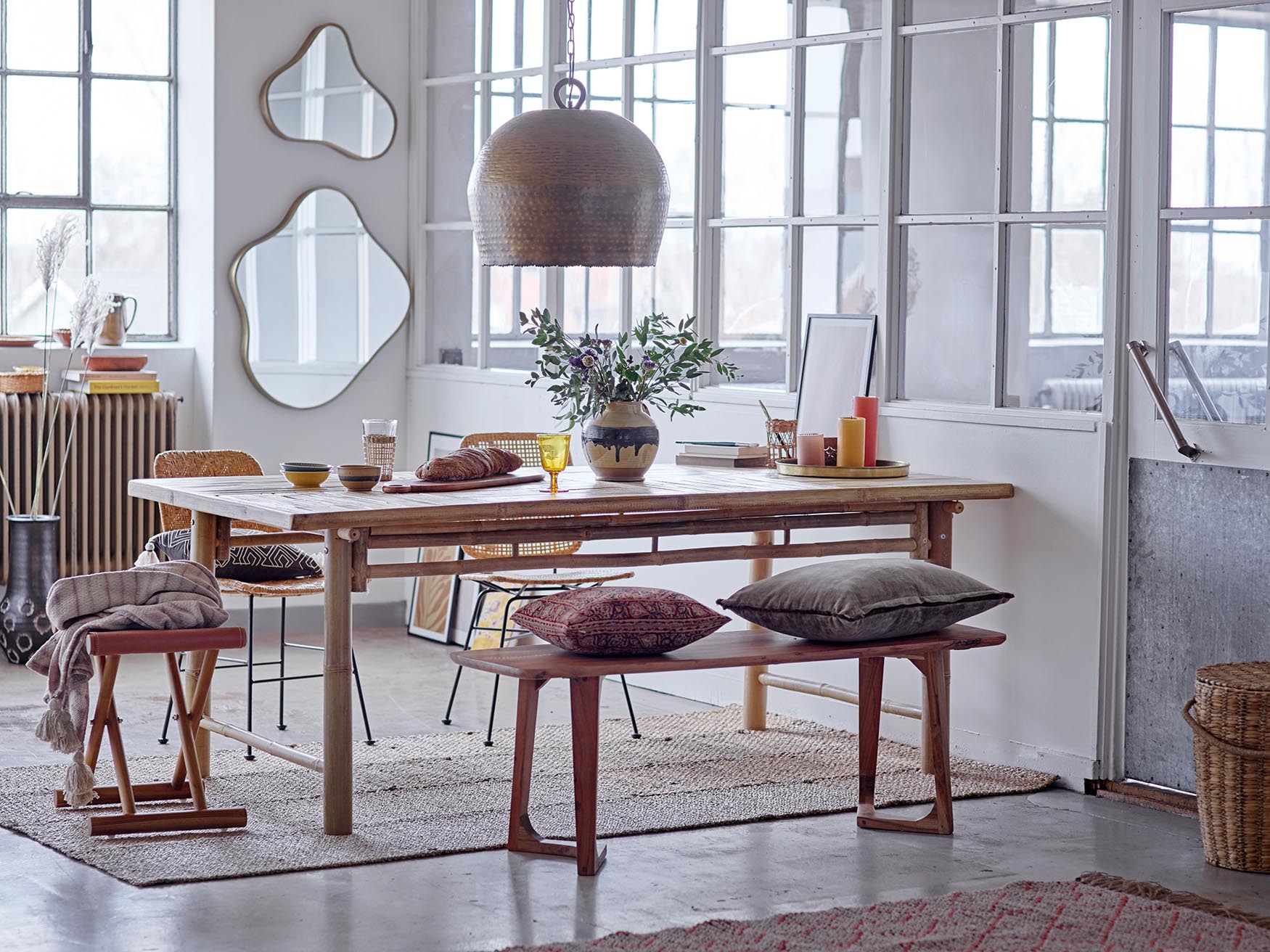 Entdecken Sie den Abriella Teppich von Bloomingville: Ein eleganter, nachhaltiger Jute-Teppich mit fröhlichem Design und pflegeleichter Handhabung.