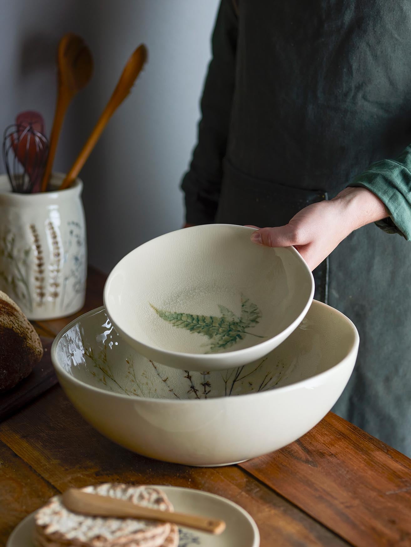 Bea Salatschüssel: Handgefertigtes Steingut in natürlichem Design.