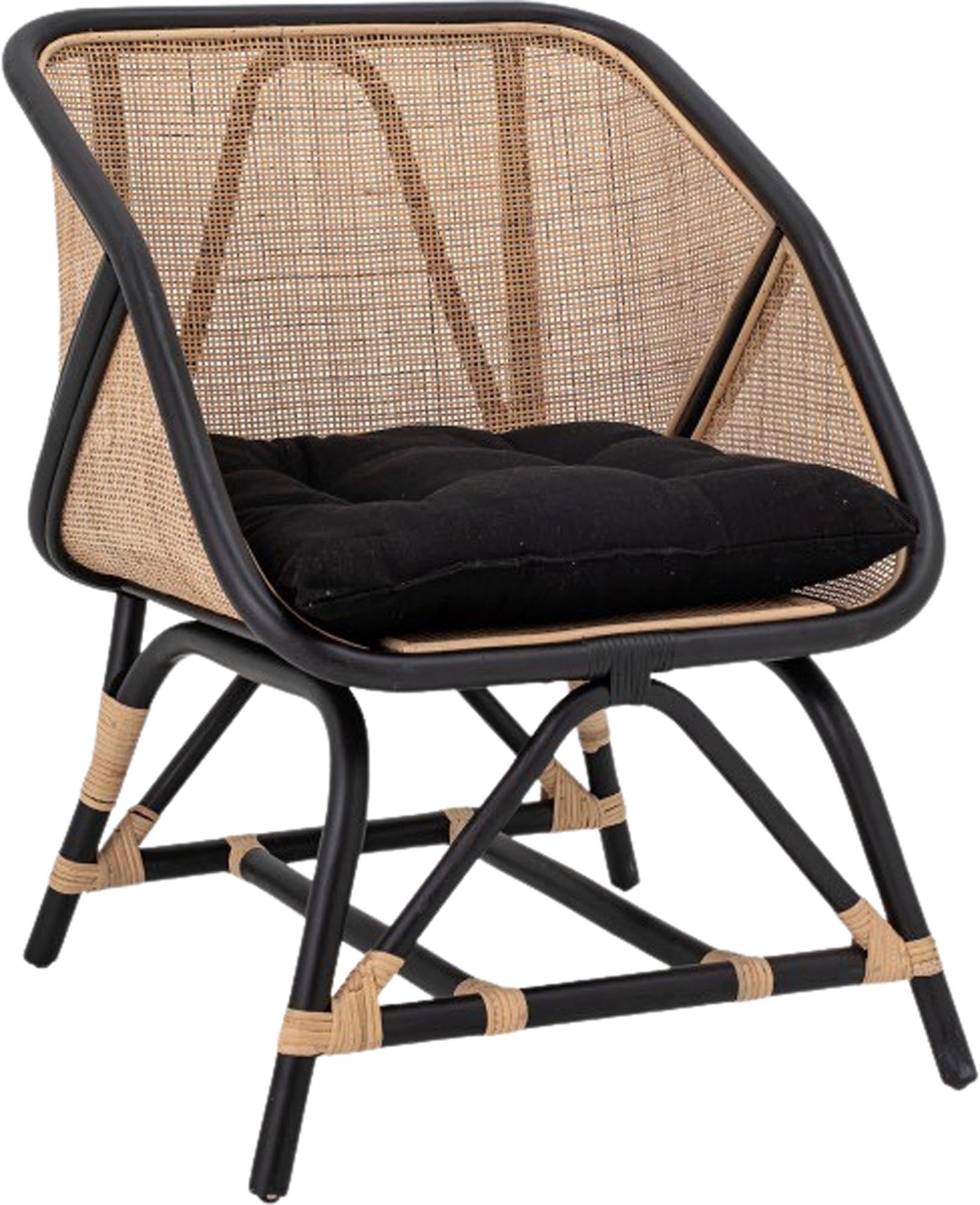 Eleganter Loungesessel aus schwarzem Rattan von Bloomingville, ideal für modernes Wohnen und gemütliche Entspannung.
