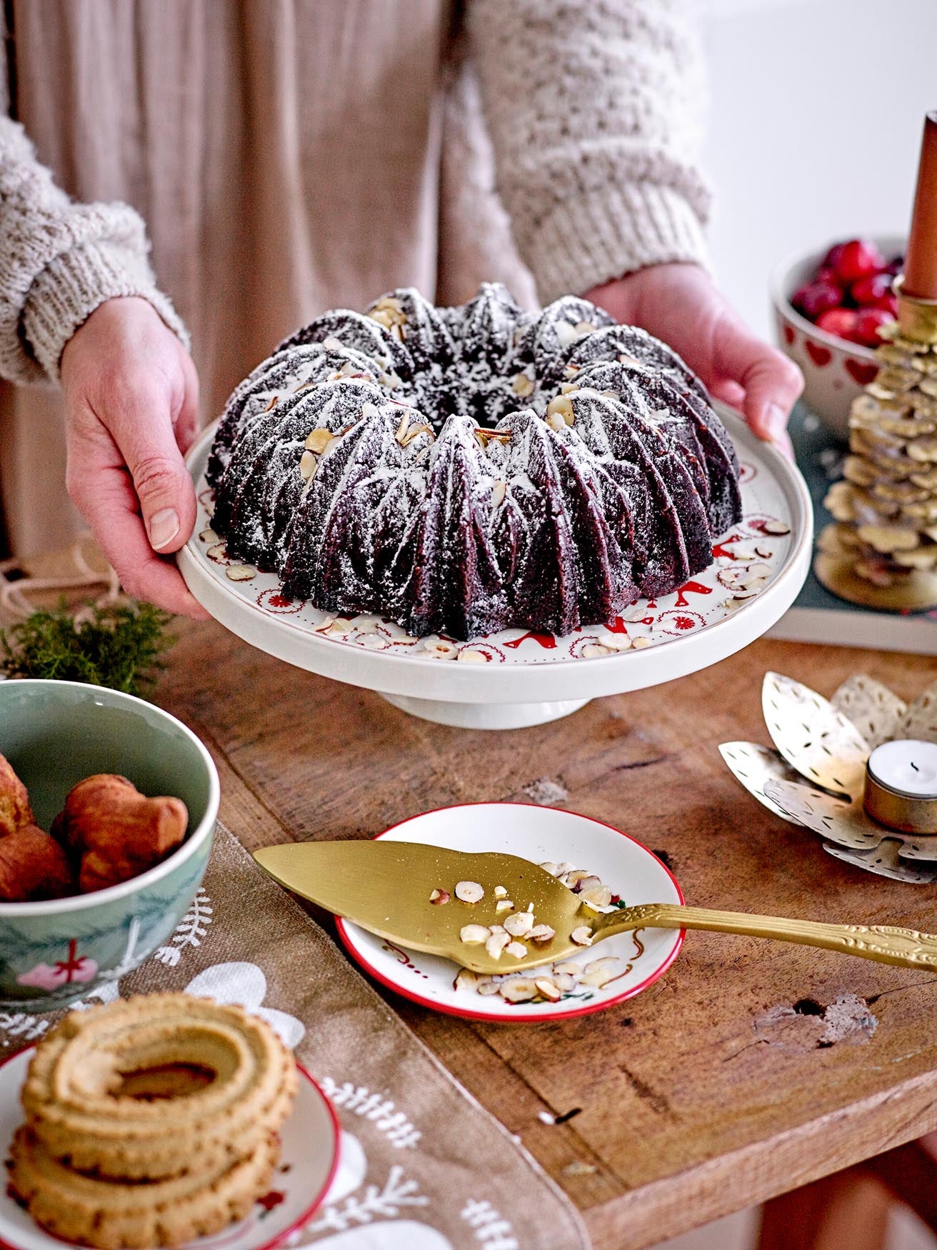 Jolly Kuchenteller, Rot, Steingut in Red präsentiert im Onlineshop von KAQTU Design AG. Kuchenuntersatz ist von Bloomingville