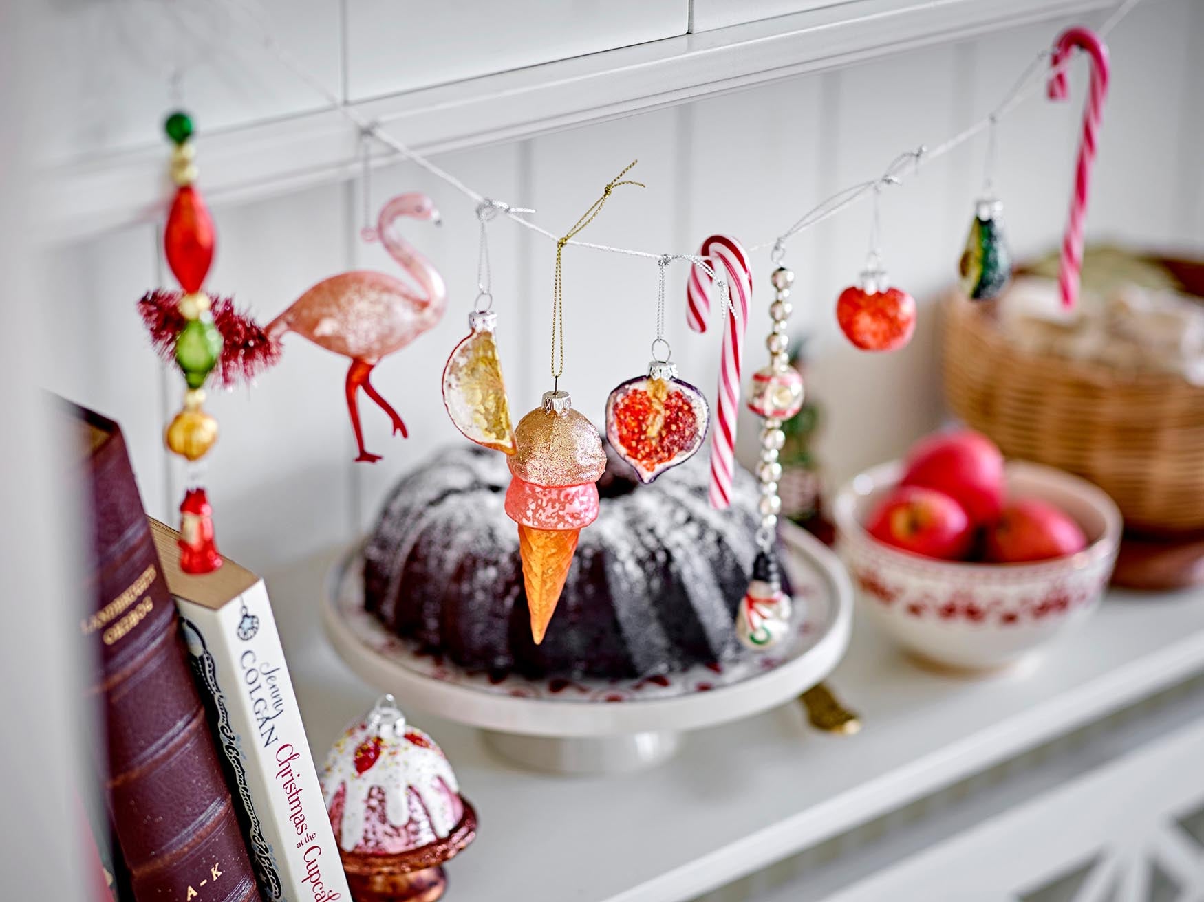 Jolly Kuchenteller, Rot, Steingut in Red präsentiert im Onlineshop von KAQTU Design AG. Kuchenuntersatz ist von Bloomingville
