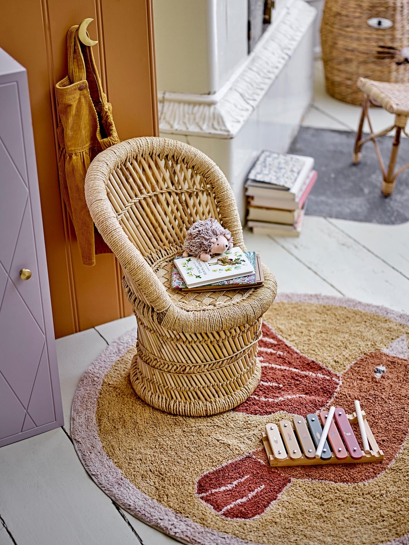 Das Nell Kabinett in Violett von Bloomingville Mini aus MDF ist ein stilvolles Möbelstück für Kinderzimmer oder Wohnräume.