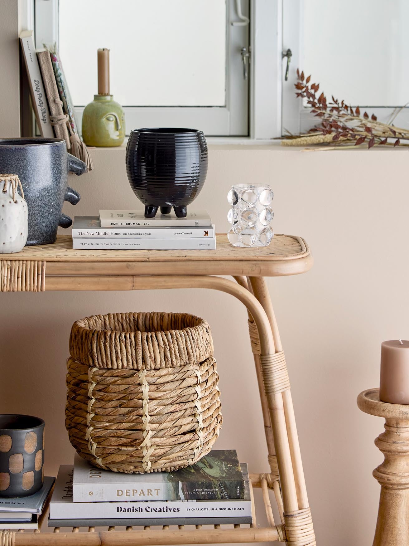 Der Thenna Konsolentisch aus Naturholz und Rattan von Creative Collection vereint Stil und Funktionalität in einem zeitlosen Design.