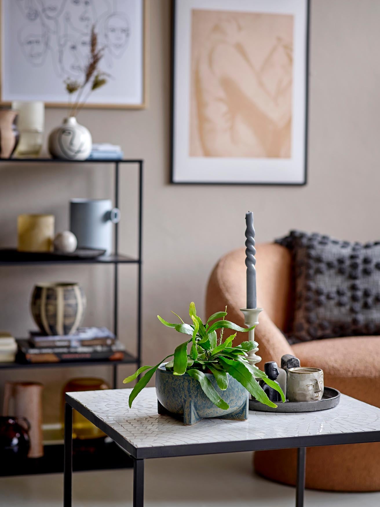 Eleganter Couchtisch aus Metall mit weisser Keramik und Stein, ideal für moderne Wohnräume. Pflegeleicht und vielseitig einsetzbar.