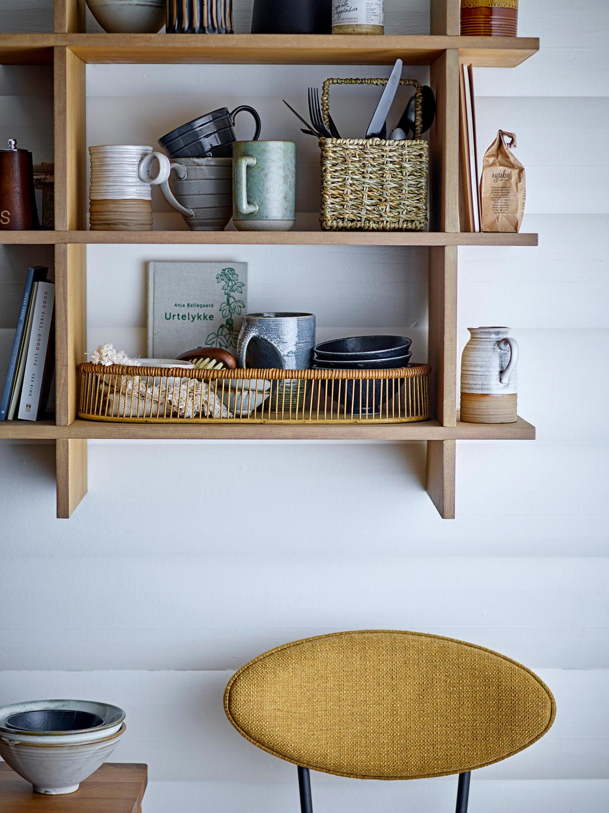 Masami Tasse, Weiá, Steingut in White präsentiert im Onlineshop von KAQTU Design AG. Tasse ist von Bloomingville