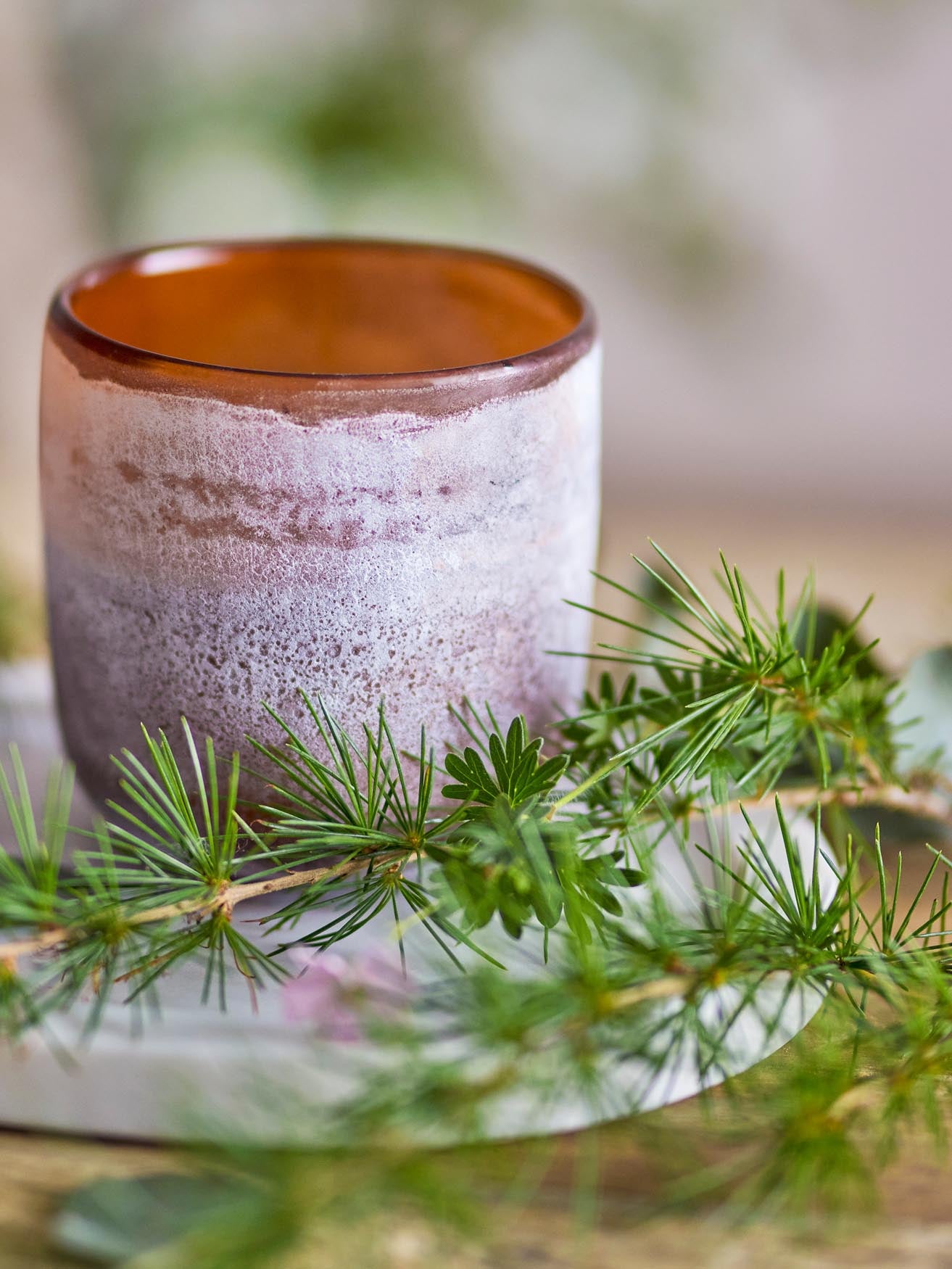 NO. 6 Sequoia Duftkerze: Natürliche Wachsmischung, braun, von Illume. Eleganter Duft, inspiriert von Sequoia-Wäldern.