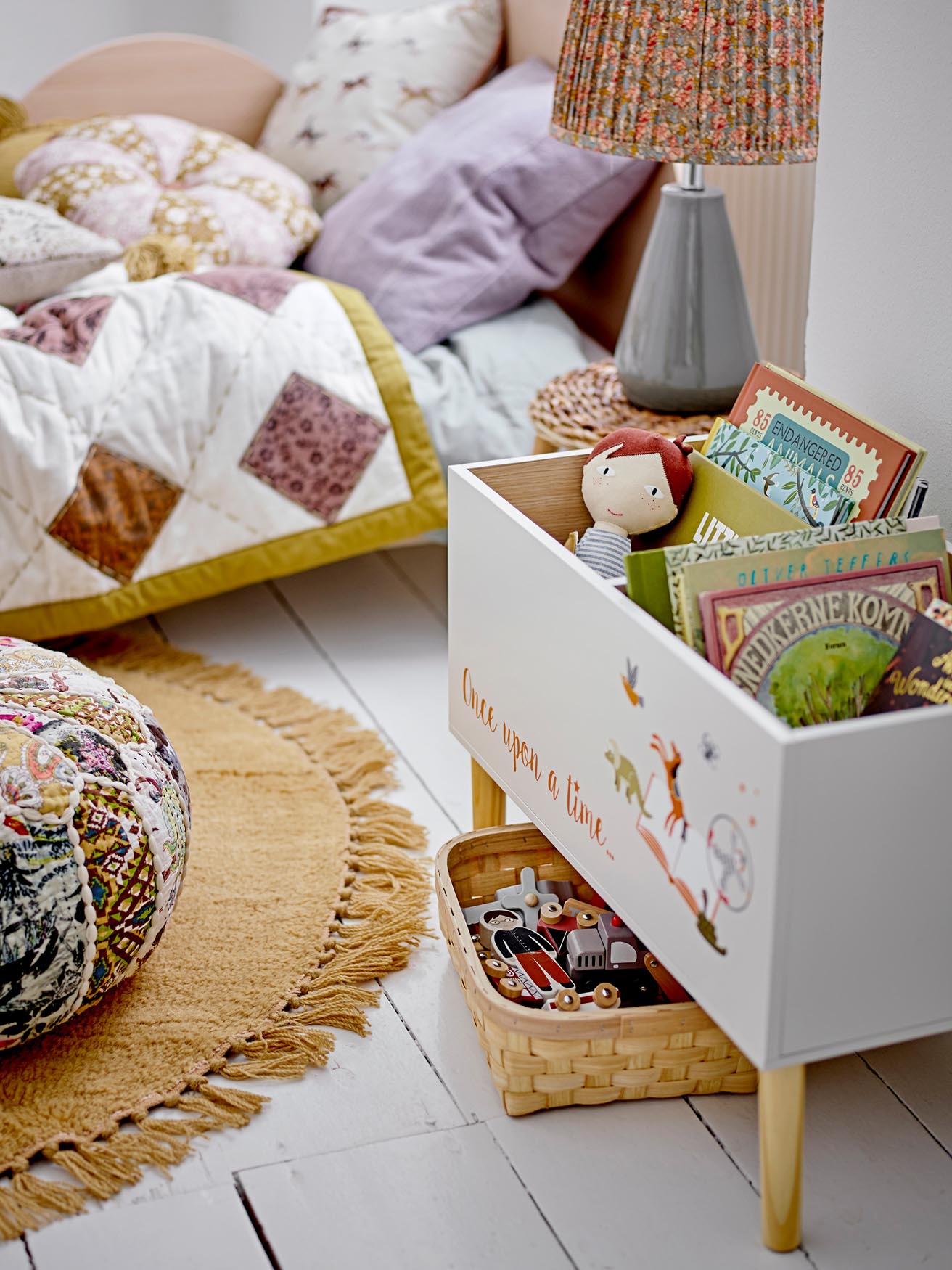 Entdecken Sie den Lenea Teppich von Bloomingville: Ein gelber, runder Wollteppich mit Fransen, der jedem Raum Wärme und Stil verleiht.