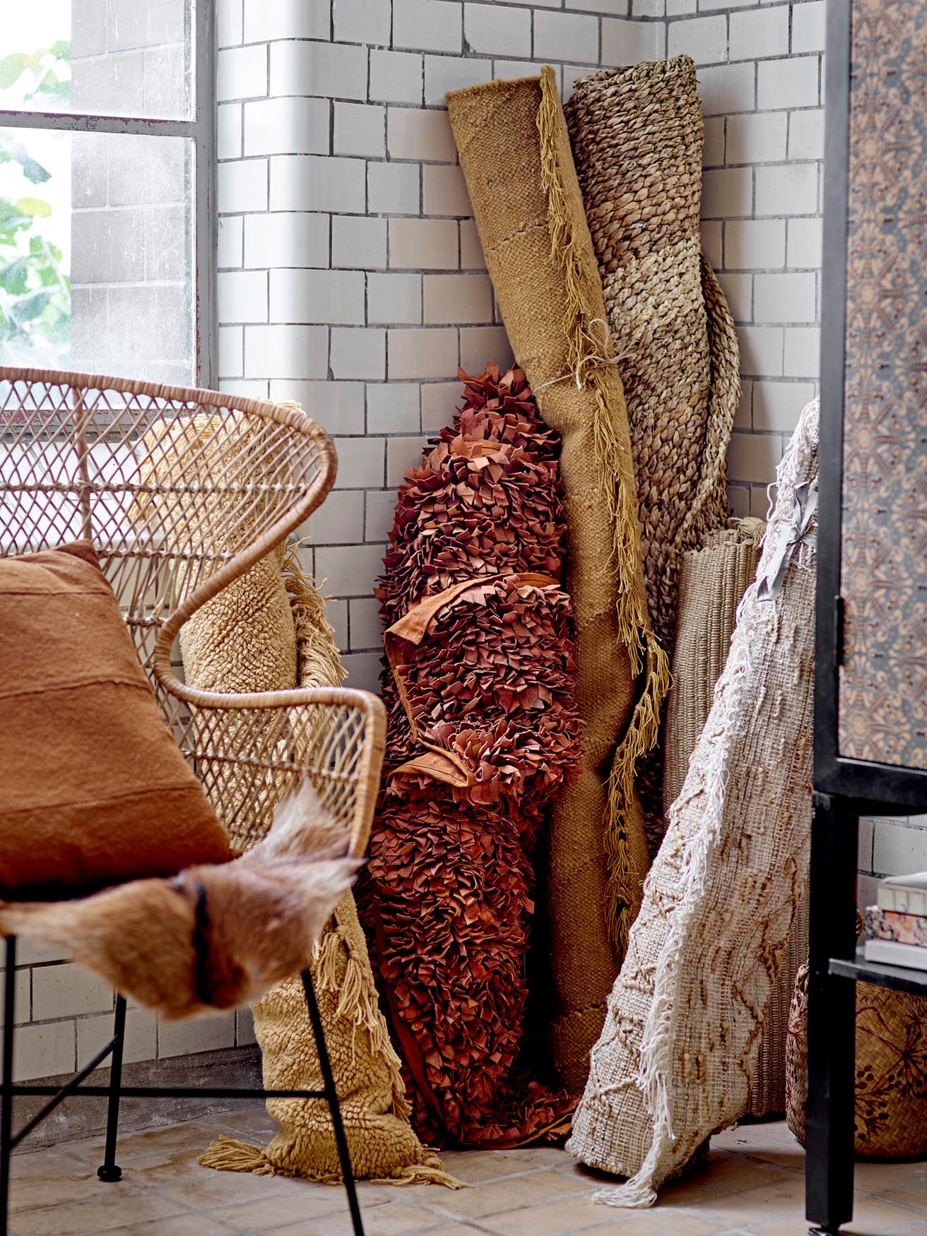 Entdecken Sie den Lenea Teppich von Bloomingville: Ein gelber Wollteppich mit Fransen, der jedem Raum Wärme und Stil verleiht.