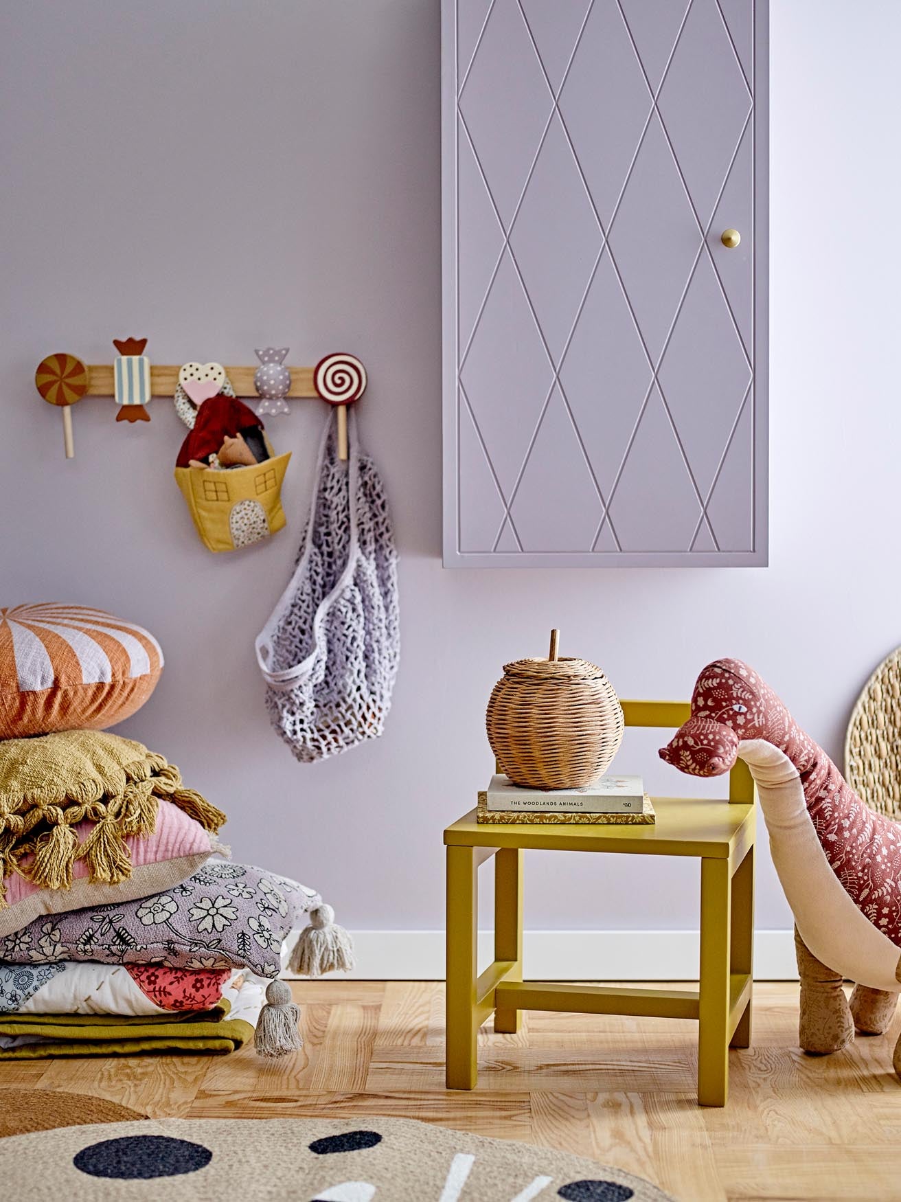 Entdecken Sie den Rudy Kleiderständer von Bloomingville MINI: Ein charmantes, robustes Möbelstück aus Kiefernholz, das Kinderzimmer stilvoll ergänzt.