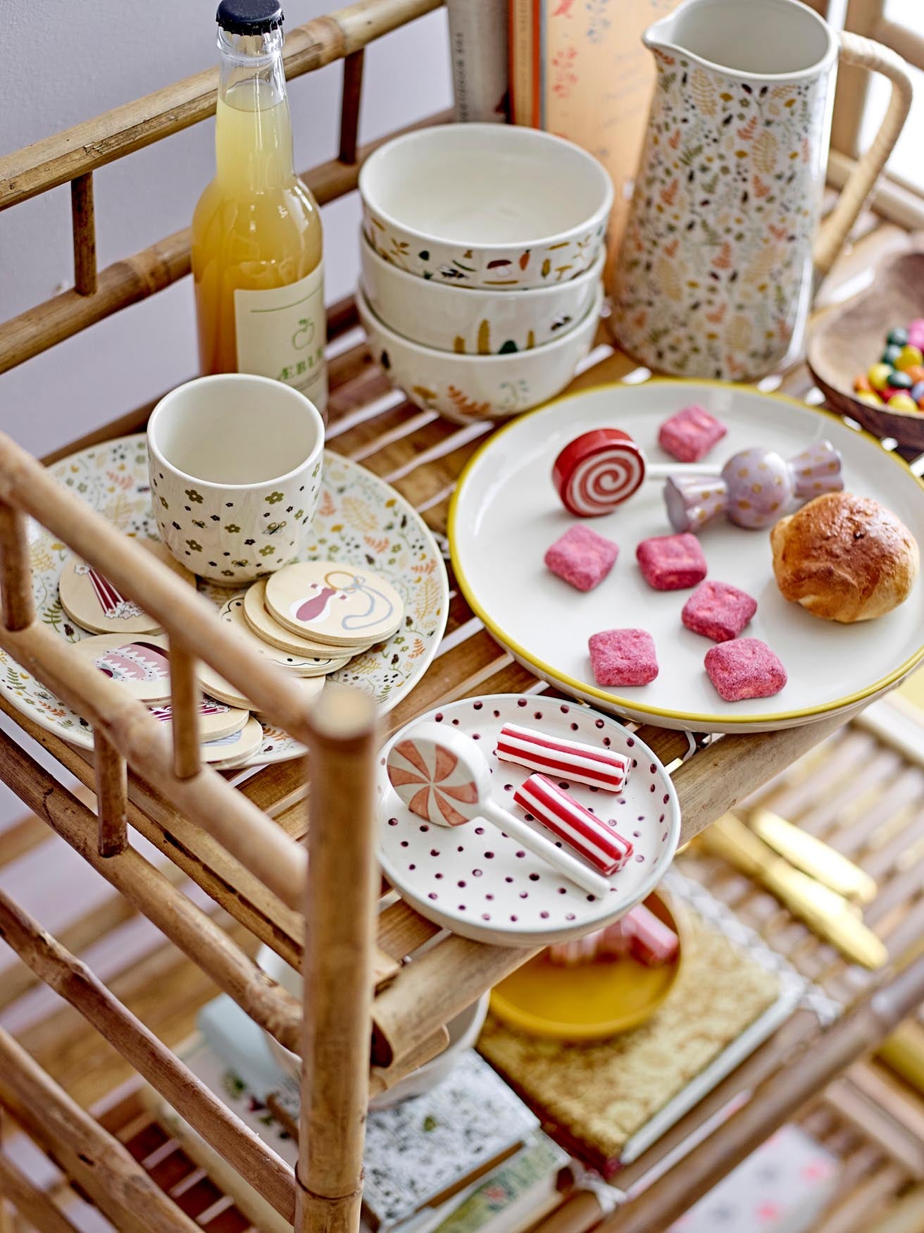 Das Mylie Tablett von Bloomingville Mini aus natürlichem Steingut ist ein elegantes und funktionales Designstück für den Alltag.