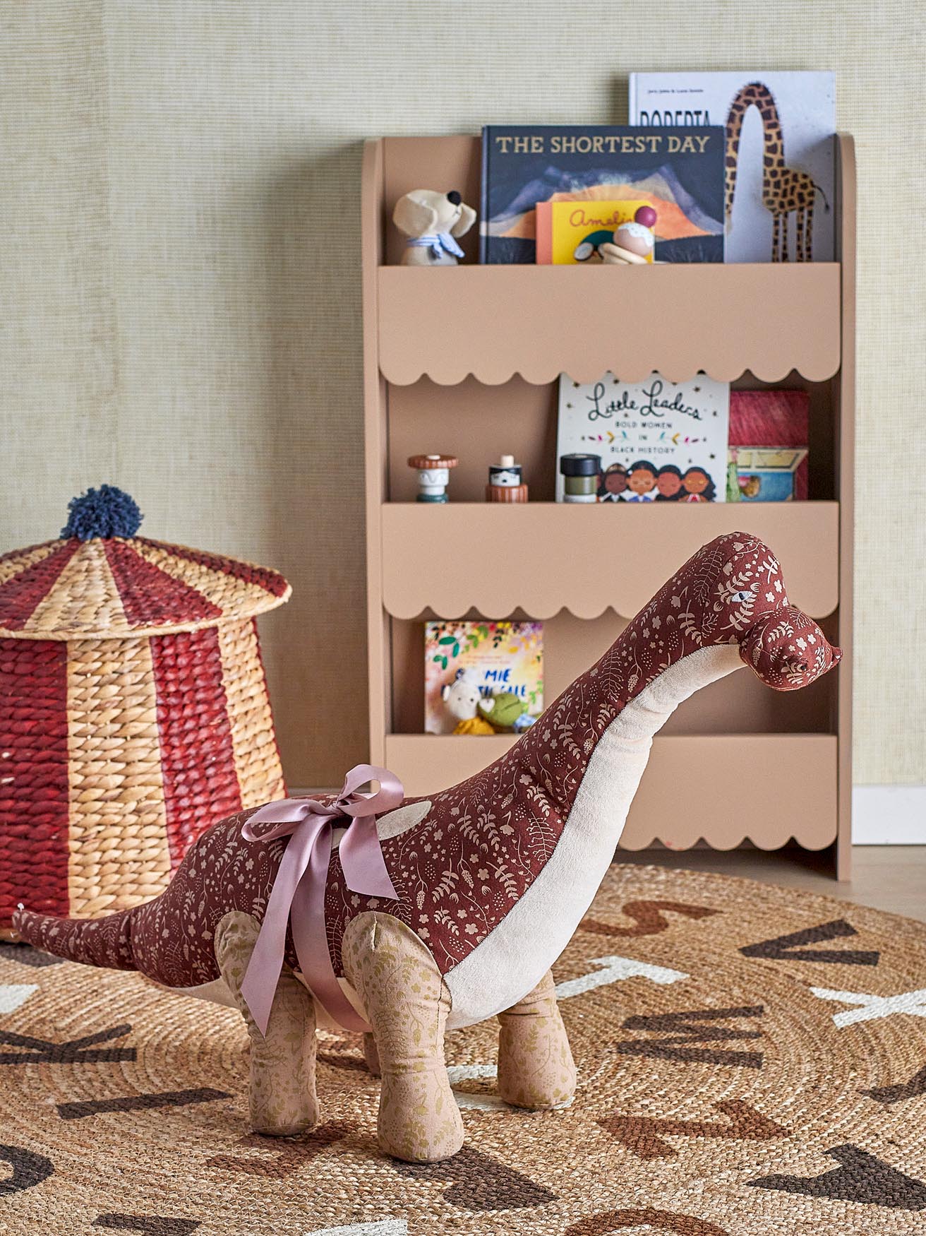 Entdecken Sie das charmante Momo Kuscheltier von Bloomingville MINI – ein braunes, weiches Leinen-Plüschtier, ideal zum Spielen und Dekorieren.