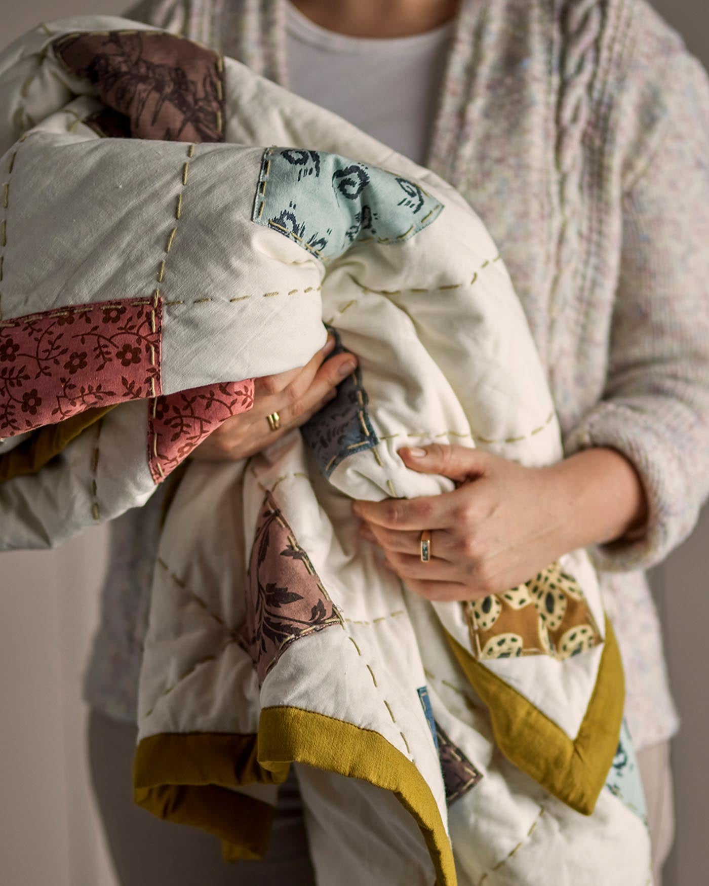 Der Melua Überwurf von Bloomingville Mini aus Baumwolle in Naturfarbe vereint Komfort und modernes Design für ein gemütliches Zuhause.