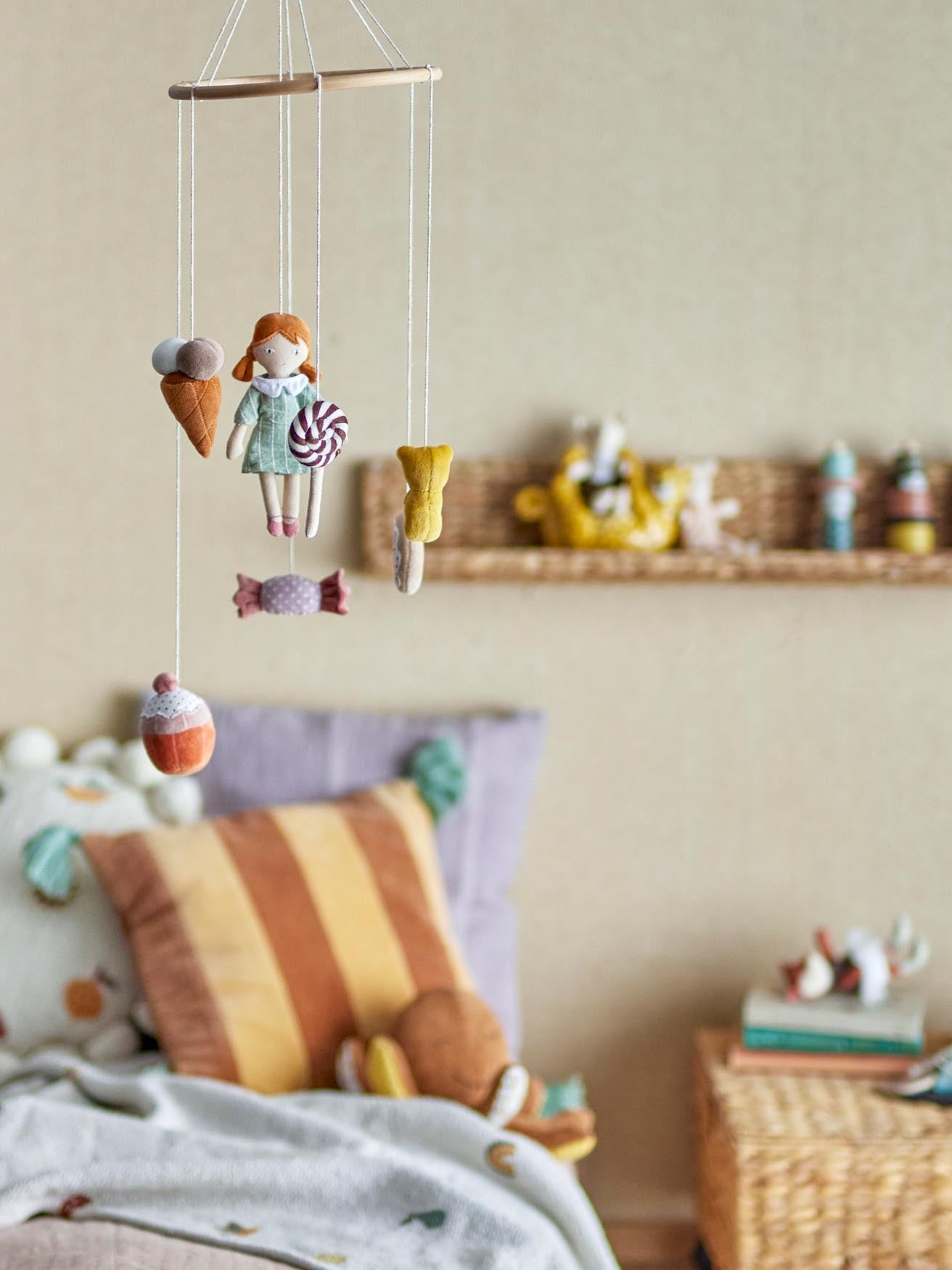 Rosana Mobile, Braun, Baumwolle in Brown präsentiert im Onlineshop von KAQTU Design AG. Objekte Kids ist von Bloomingville Mini