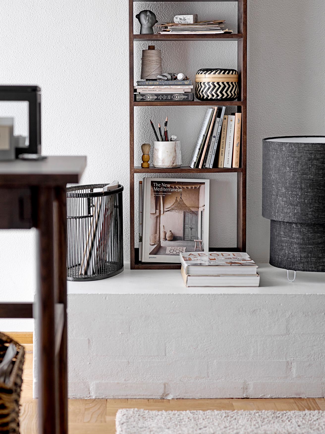 Stilvolle Zalt Tischlampe in Schwarz mit Leinen von Bloomingville.