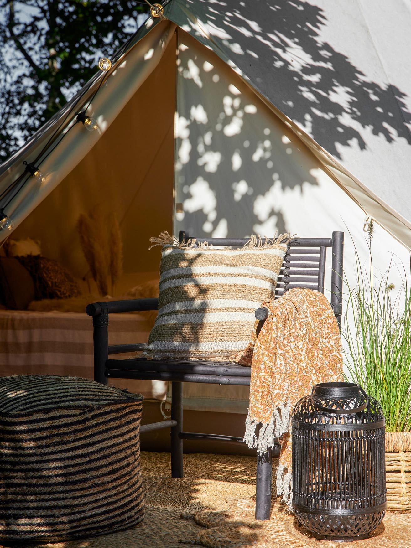 Moderner Coen Loungesessel aus schwarzem Bambus von Bloomingville, perfekt für nachhaltige und elegante Wohnraumgestaltung.