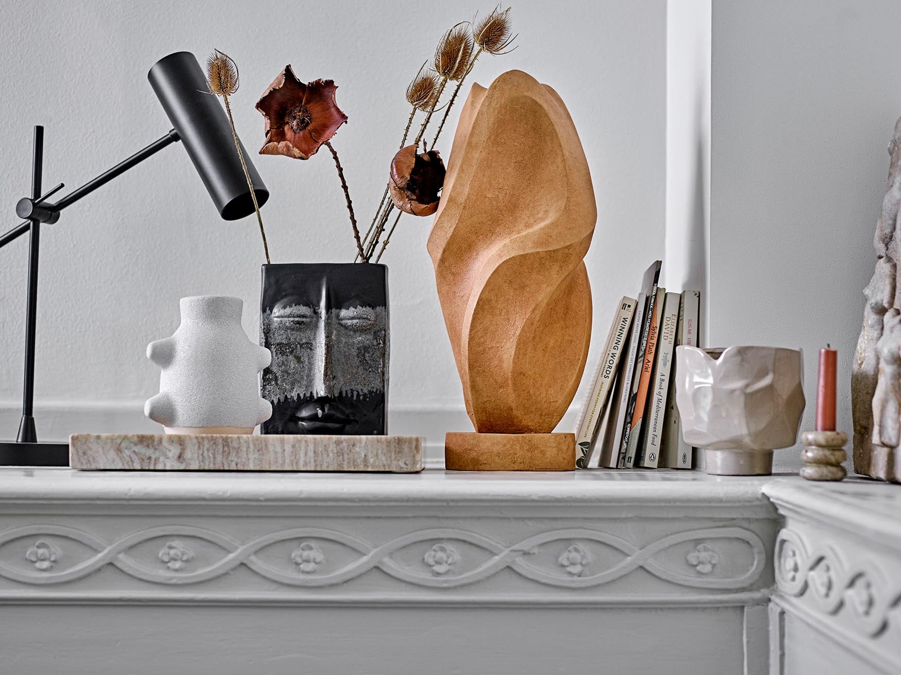 Die Birka Vase von Bloomingville aus weisser Keramik besticht durch ihr minimalistisches Design und ihre elegante Form.