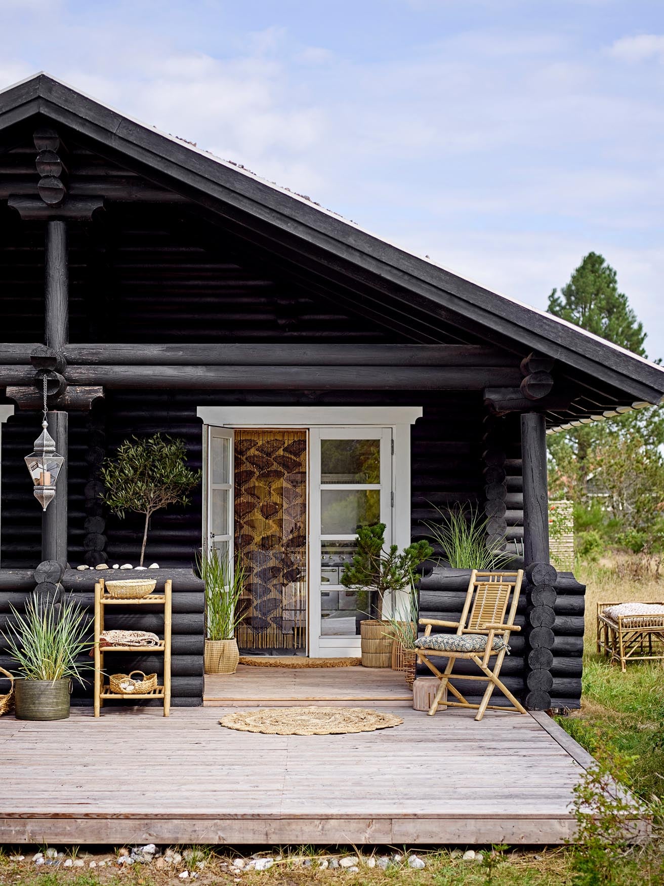 Handgefertigte Aufbewahrungskörbe aus robustem Mendong-Gras mit modernen Eisenakzenten. Ideal für stilvolle Ordnung in jedem Raum.