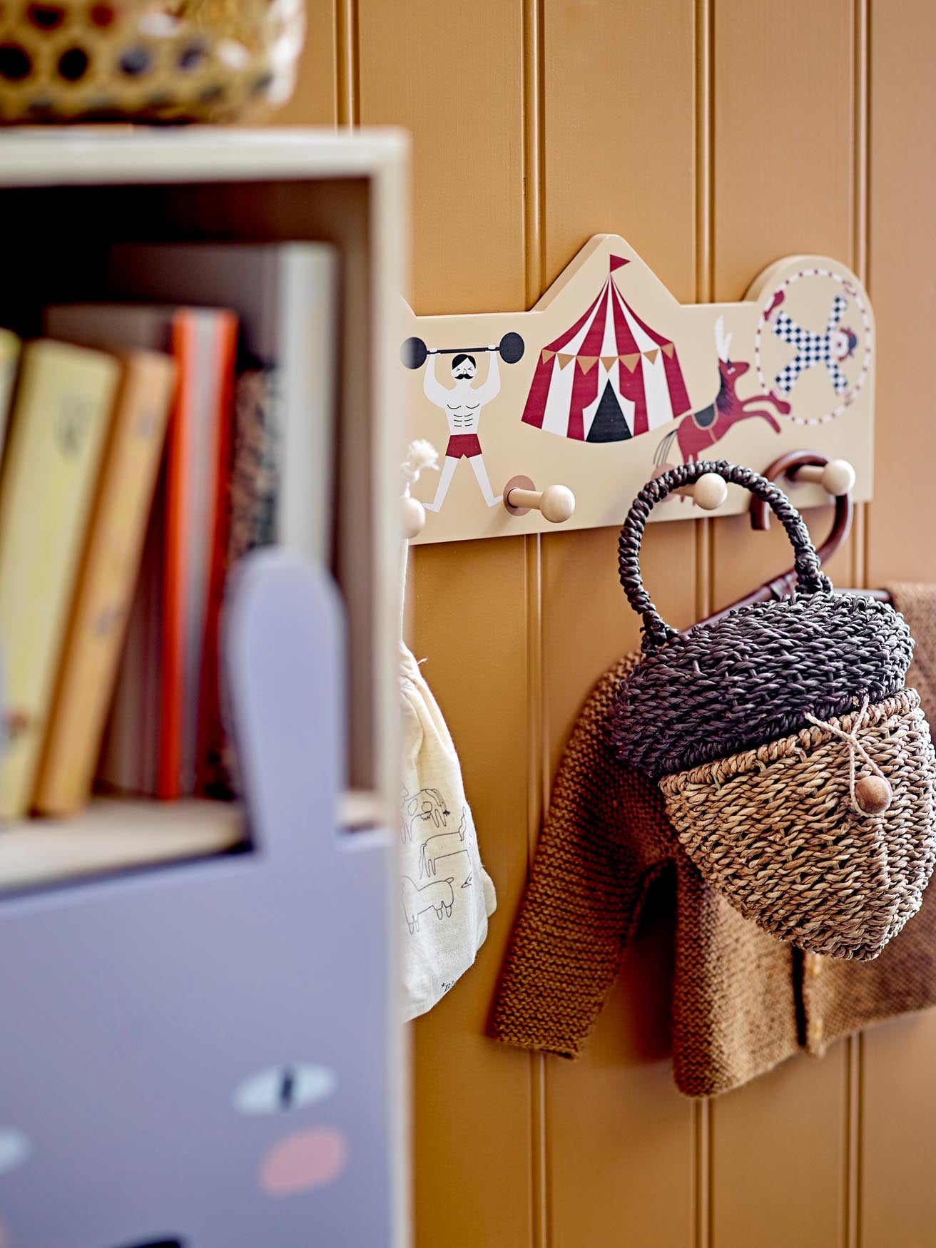 Charmanter Miou Kleiderständer von Bloomingville Mini aus nachhaltigem MDF, ideal für Ordnung im Kinderzimmer und ein fröhliches Ambiente.