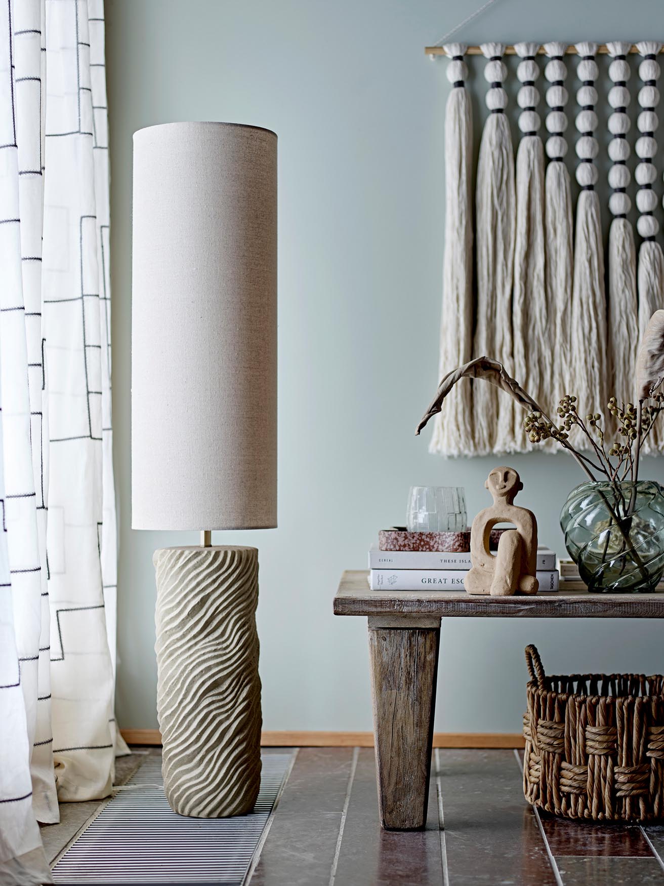 Die Payah Stehlampe von Bloomingville kombiniert natürliches Steingut mit elegantem Design für eine stilvolle Beleuchtung.