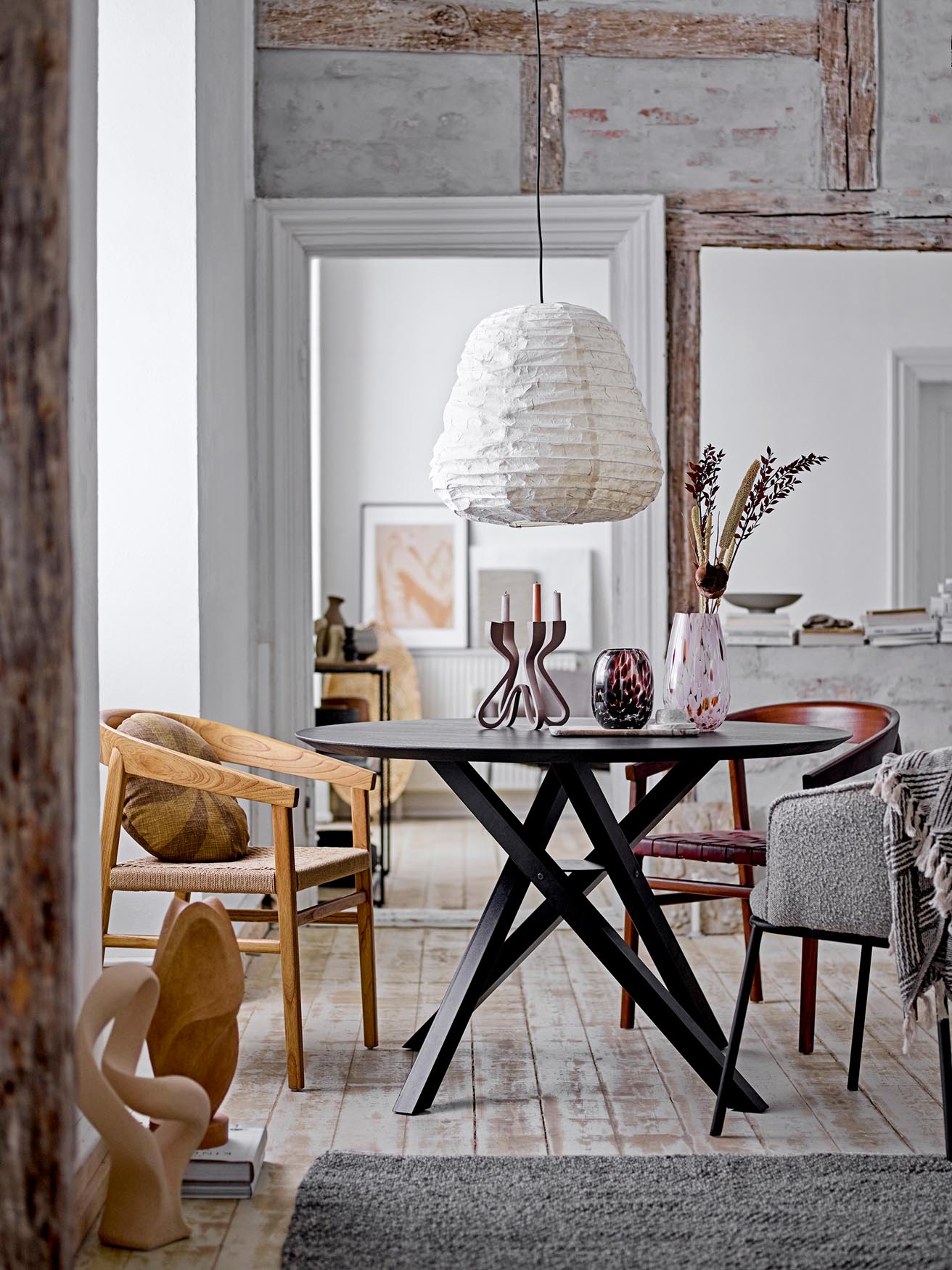 Entdecken Sie die Deko Delier von Bloomingville: Ein einzigartiges Kunstwerk aus braunem Polyresin, das stilvolle Akzente in jedem Raum setzt.