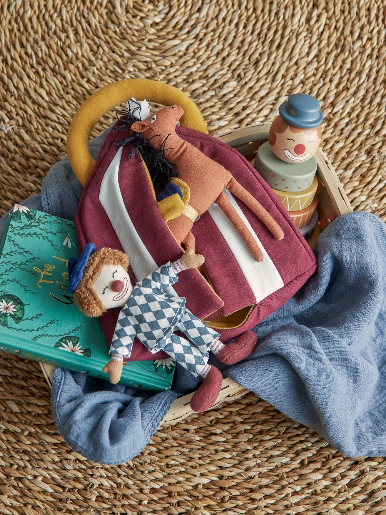 Theobald Soft Toy: Rotes Baumwollspielzeug von Bloomingville Mini.